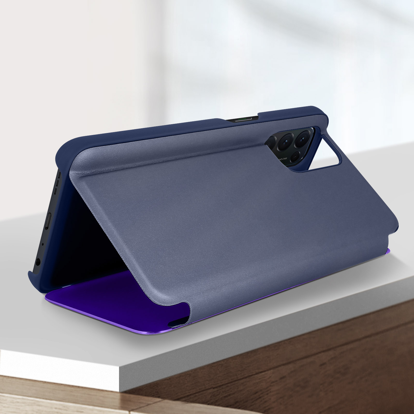 Blauwe telefoonhoes met een telefoon erin. Het ligt op een wit oppervlak.