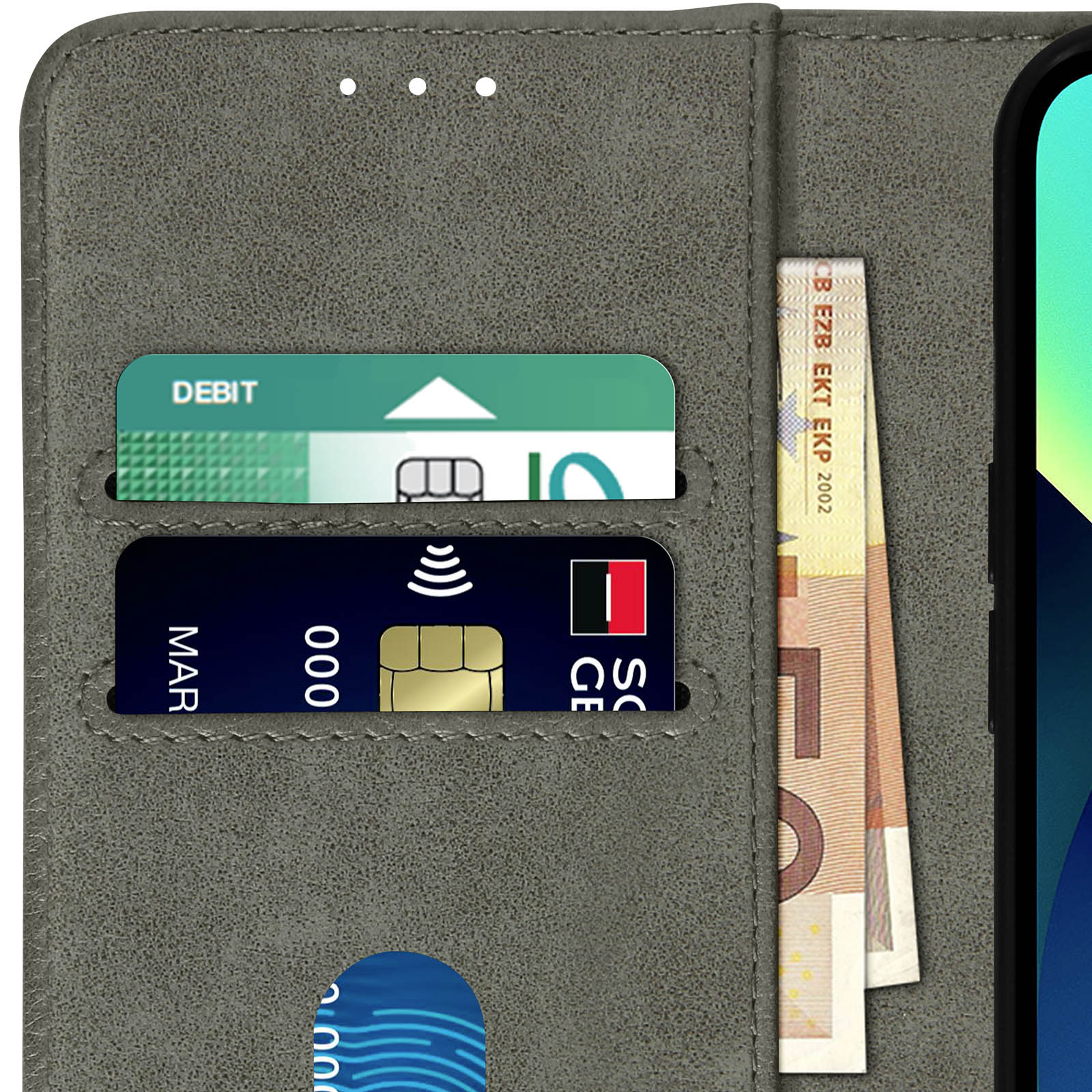 Portafoglio portacarte in pelle con carte di debito e credito visibili, più contanti.