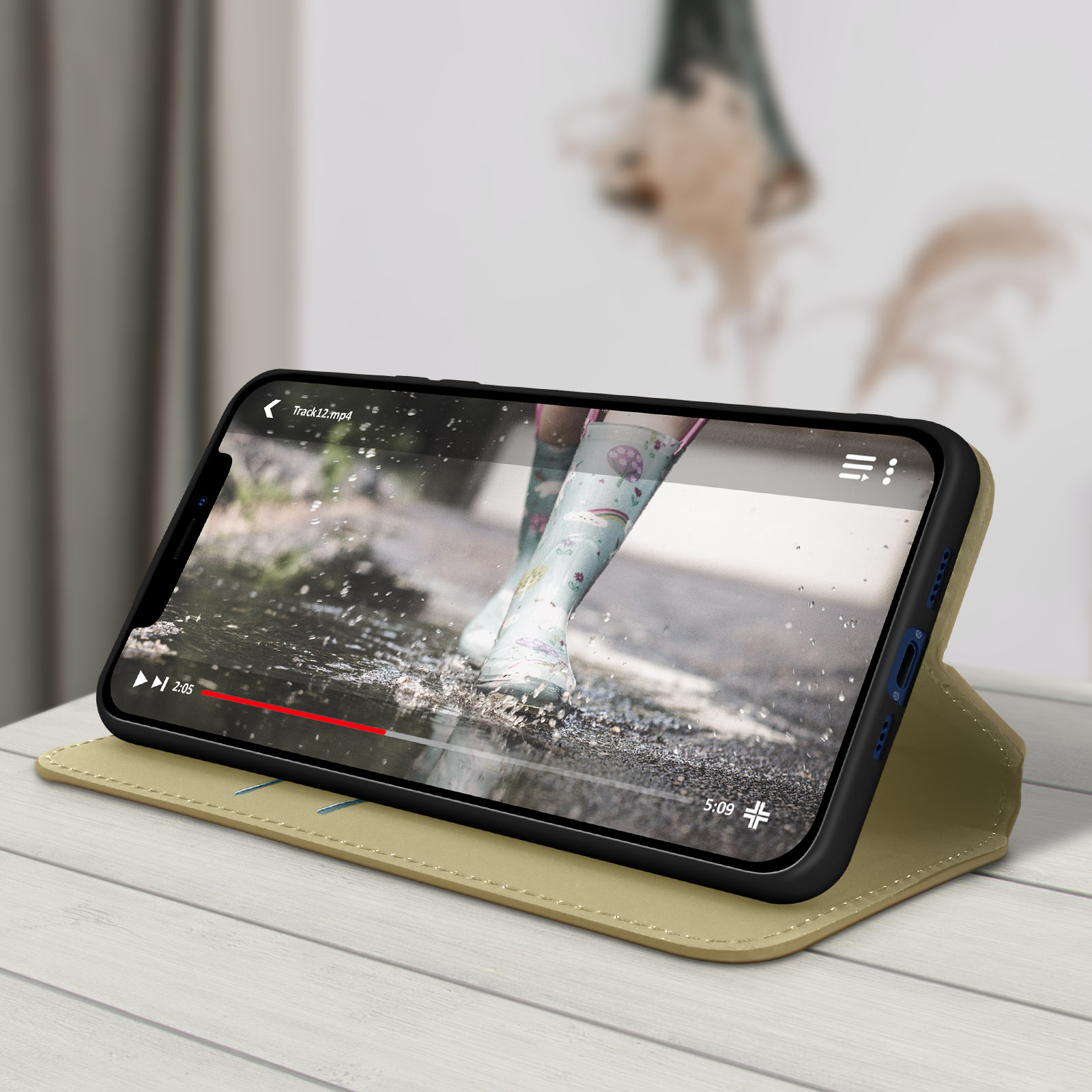 Telefoon in een hoes, die een video op het scherm toont. De hoes staat open op een houten oppervlak.