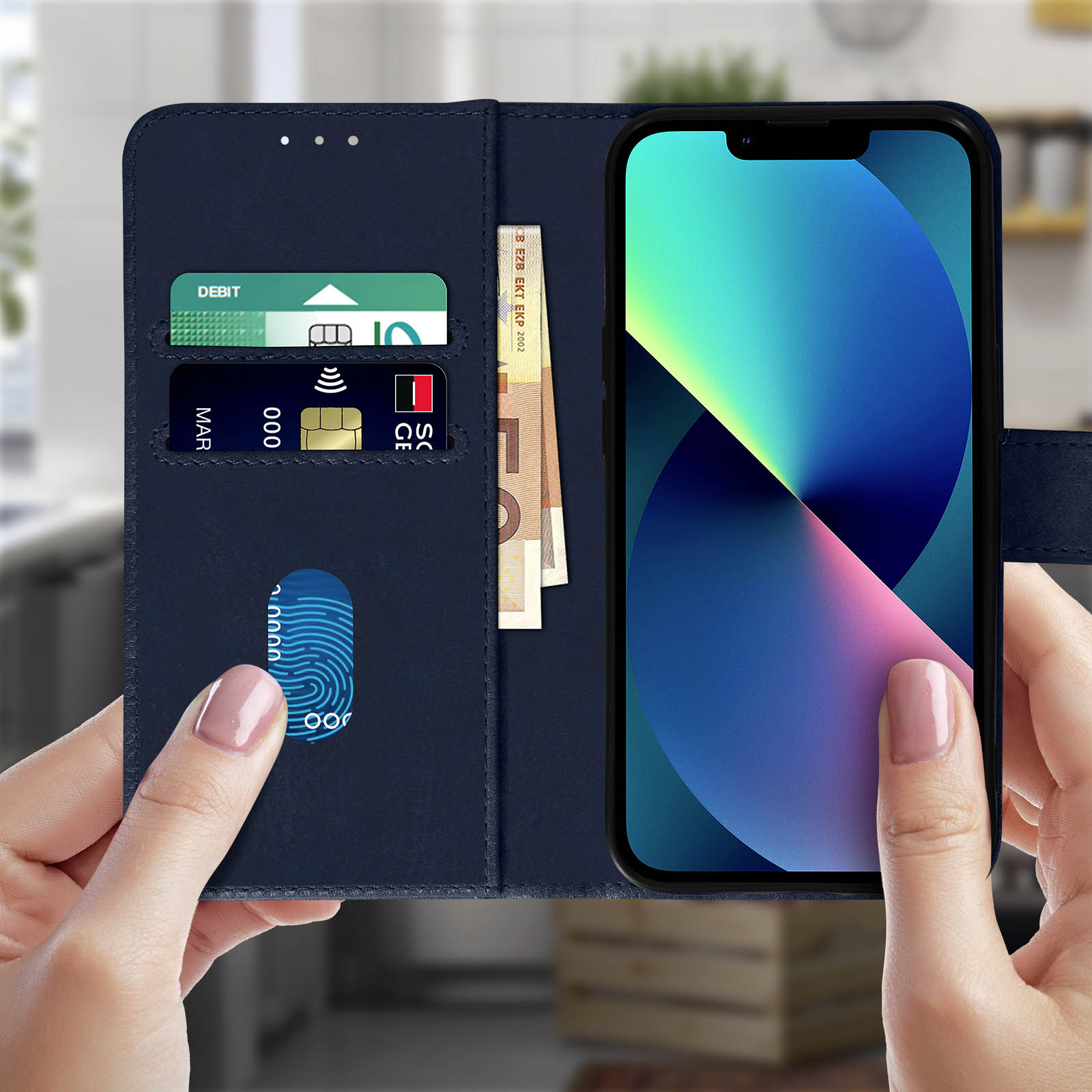 Custodia per telefono con carte e contanti. Mani lo tengono. iPhone sul display. Blu.