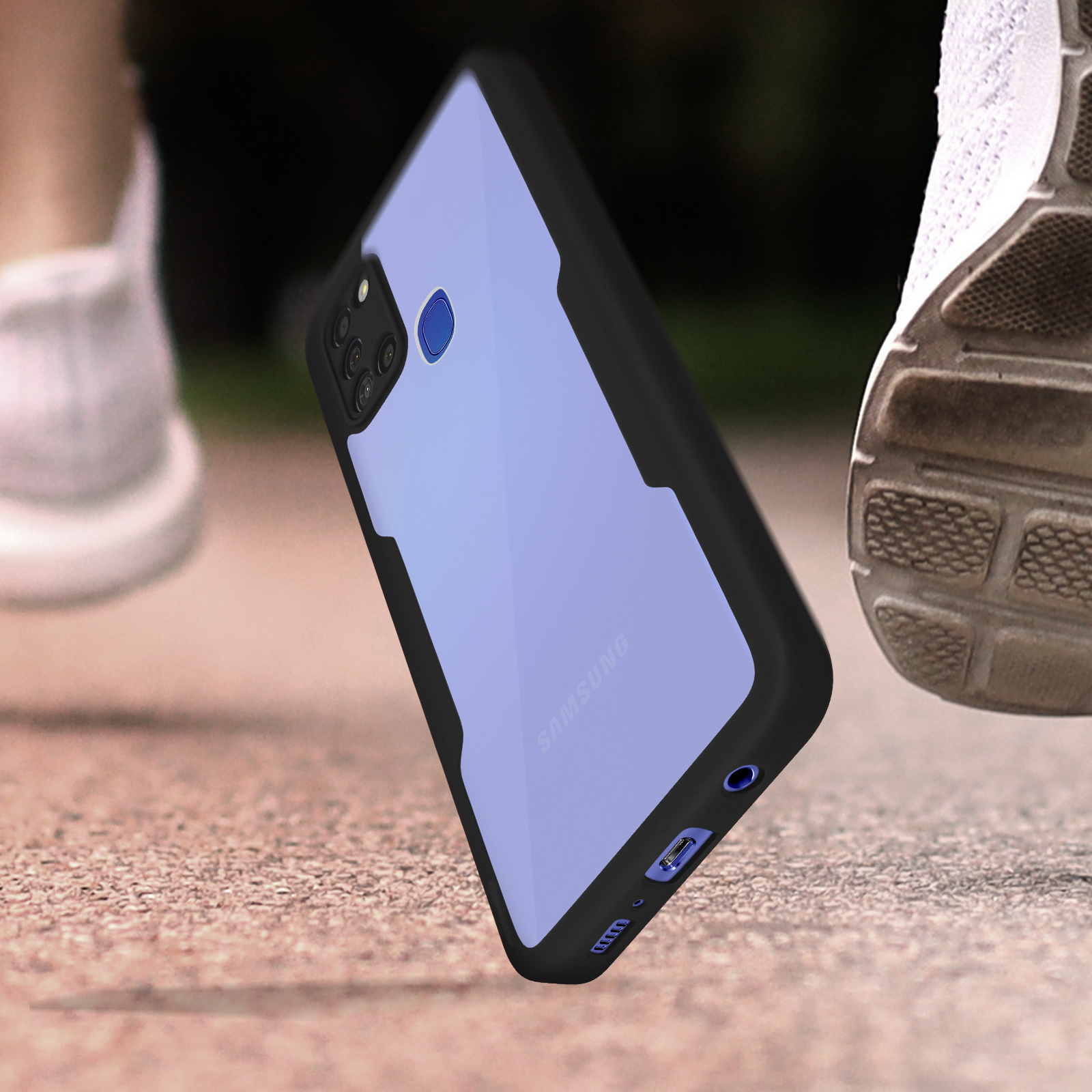 Custodia per telefono che cade, con una persona che corre sullo sfondo. La custodia è nera e lavanda.
