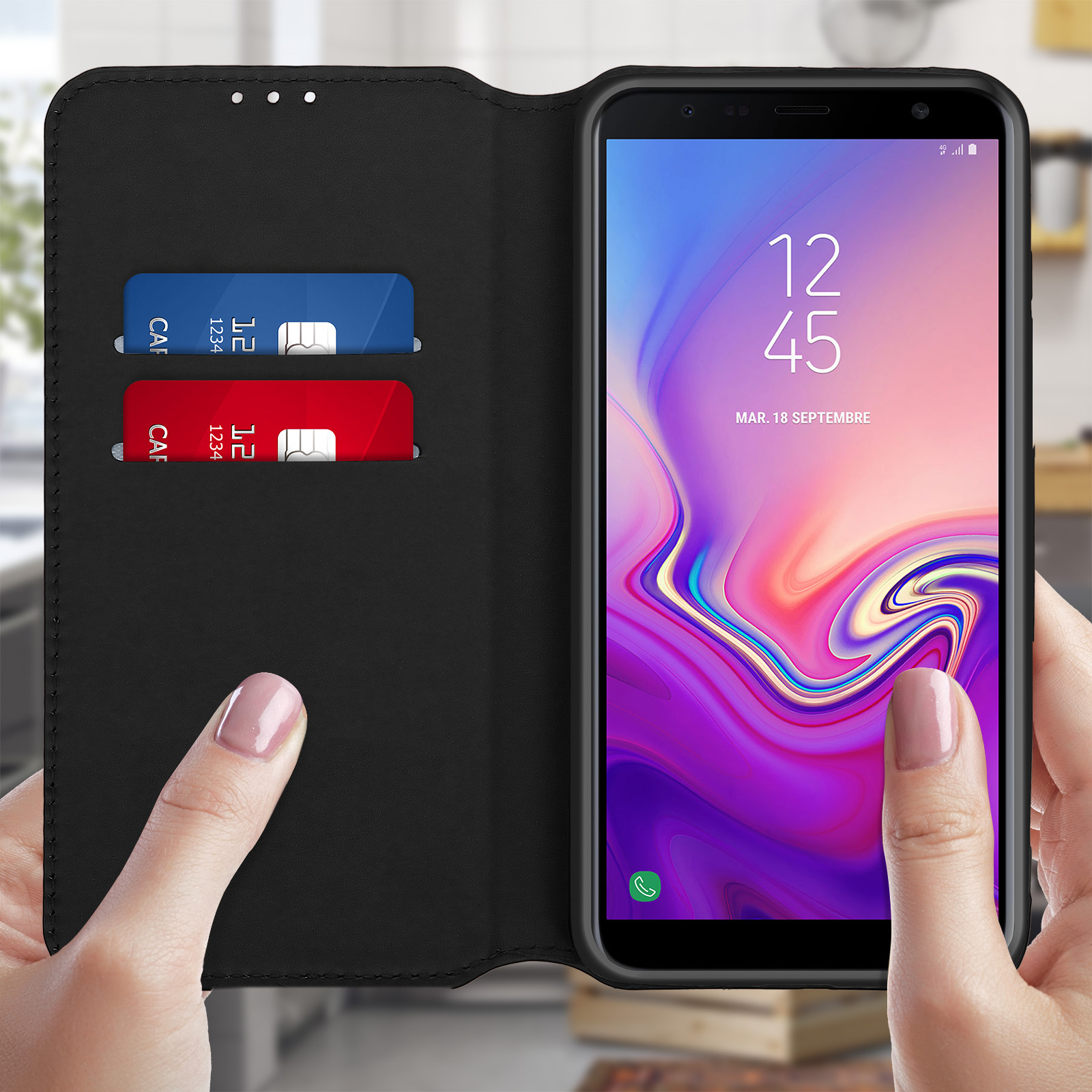 Una persona tiene aperta una custodia nera per telefono, rivelando un telefono e carte con un display della data.