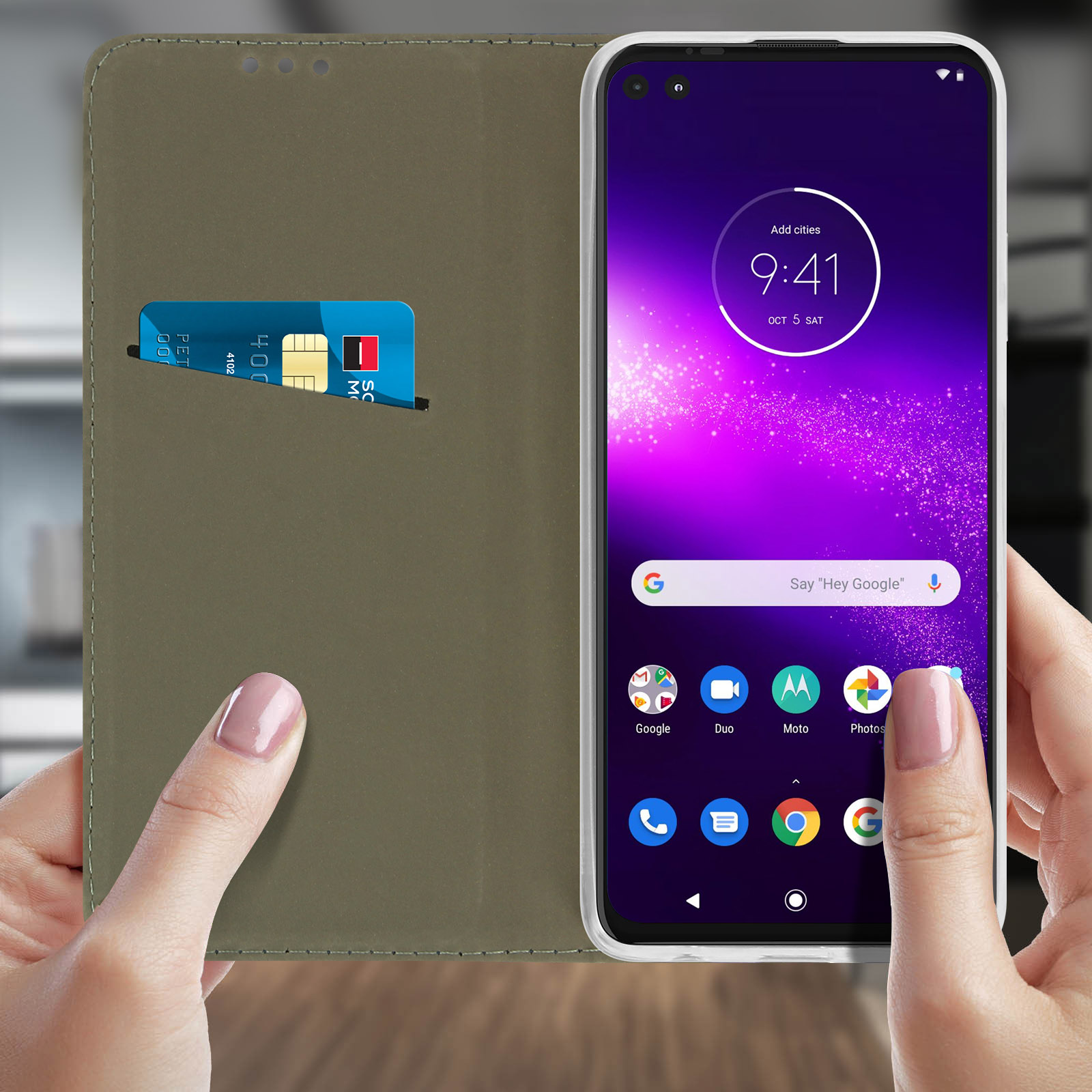 Mani che tengono un telefono in una custodia. Lo schermo mostra un'interfaccia del telefono.