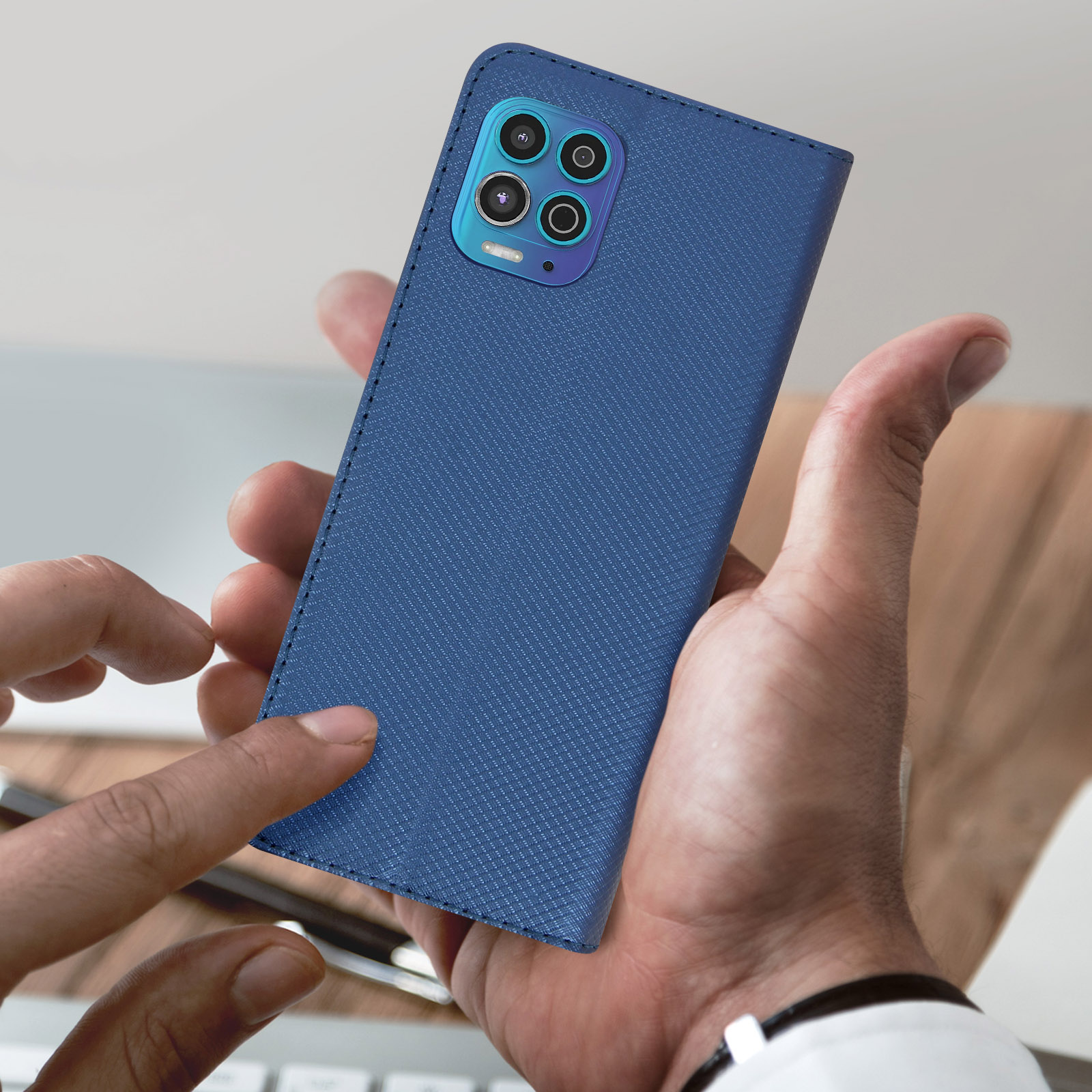 Una custodia blu con un telefono all'interno è tenuta in mano.