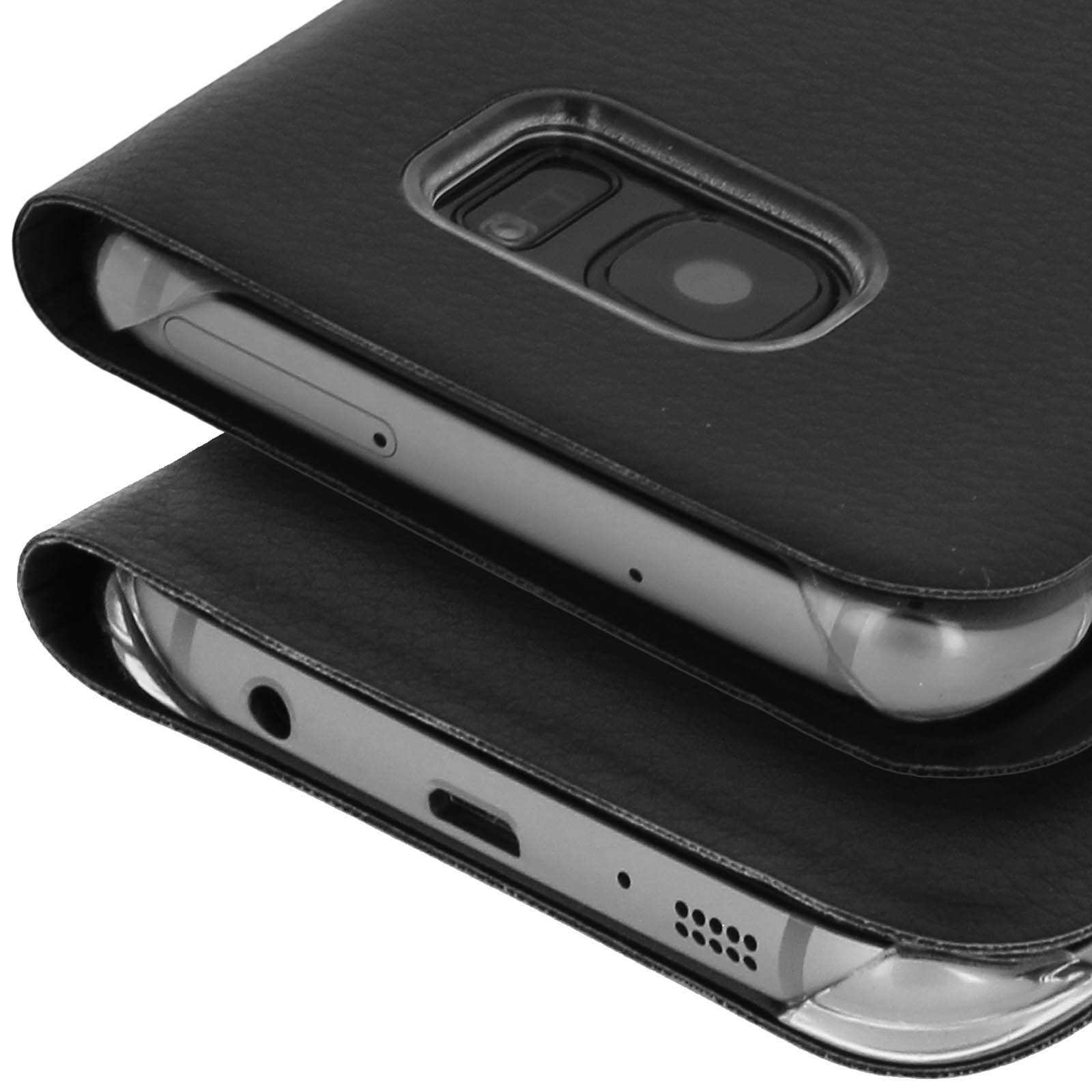 Due custodie per telefono nere, aperte per rivelare le fotocamere, le porte e gli altoparlanti del telefono. Le custodie sono in pelle.