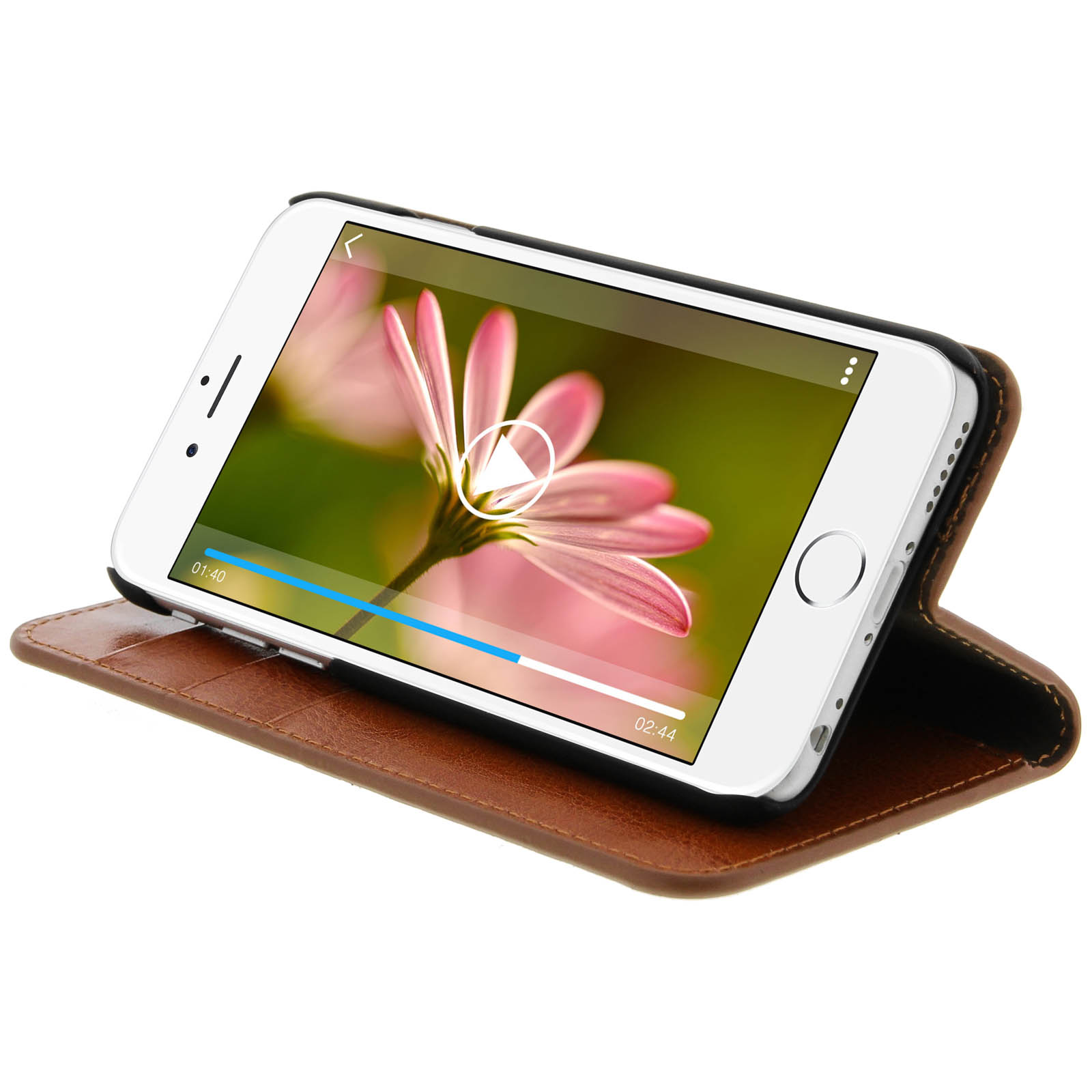 Telefono bianco in custodia marrone, riproduce video. Fiore rosa sullo schermo.