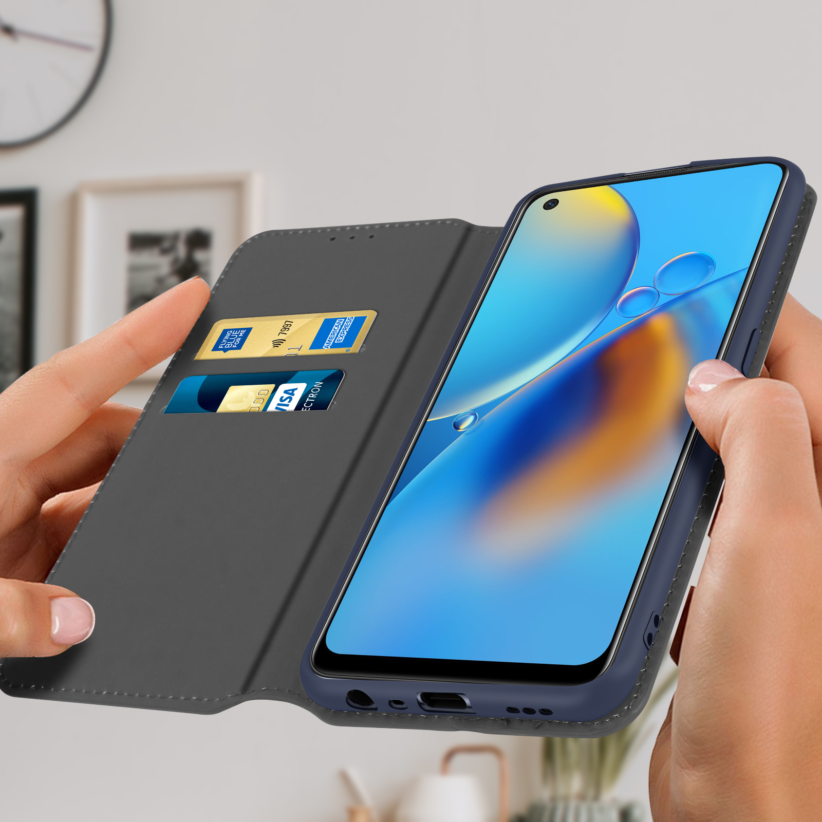 Custodia per telefono aperta, che mostra un telefono con carte. Le carte sono nella custodia.
