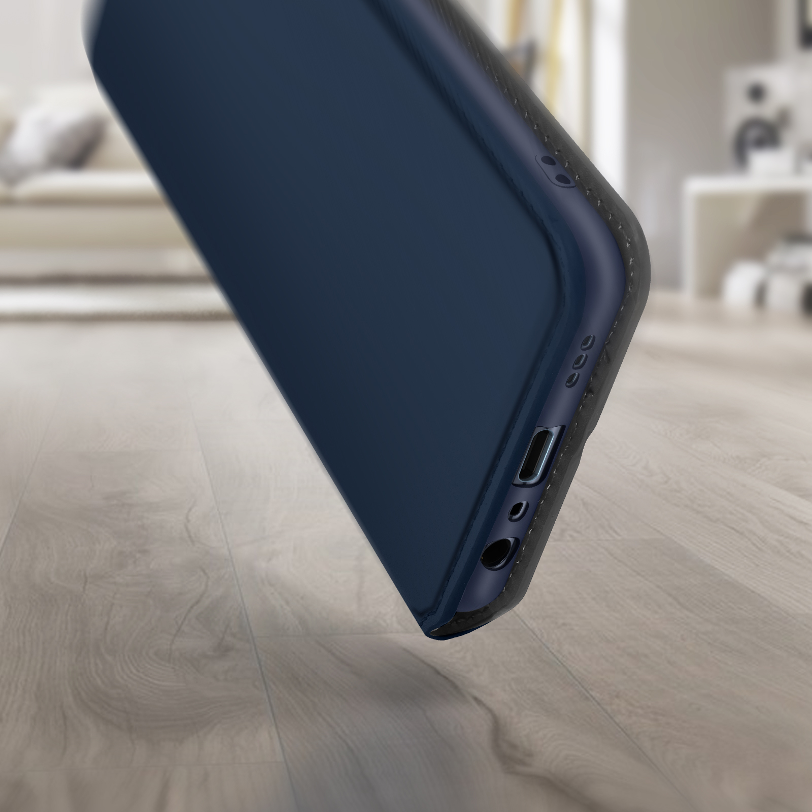 Primo piano di una custodia blu per telefono su una superficie in legno. Sfondo sfocato.