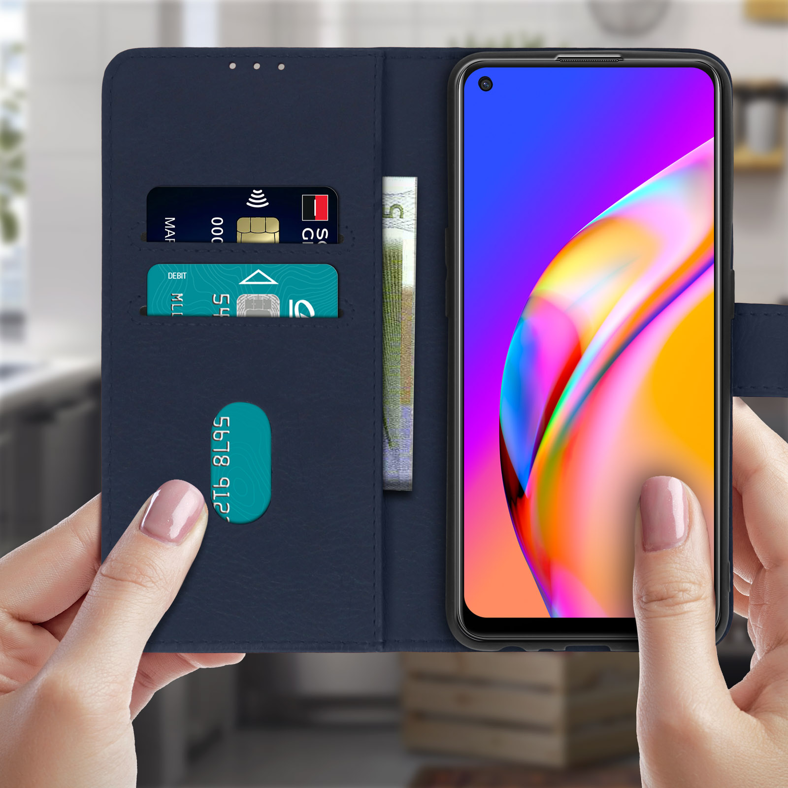 Una custodia per telefono blu navy aperta con carte e telefono che mostra uno schermo colorato.