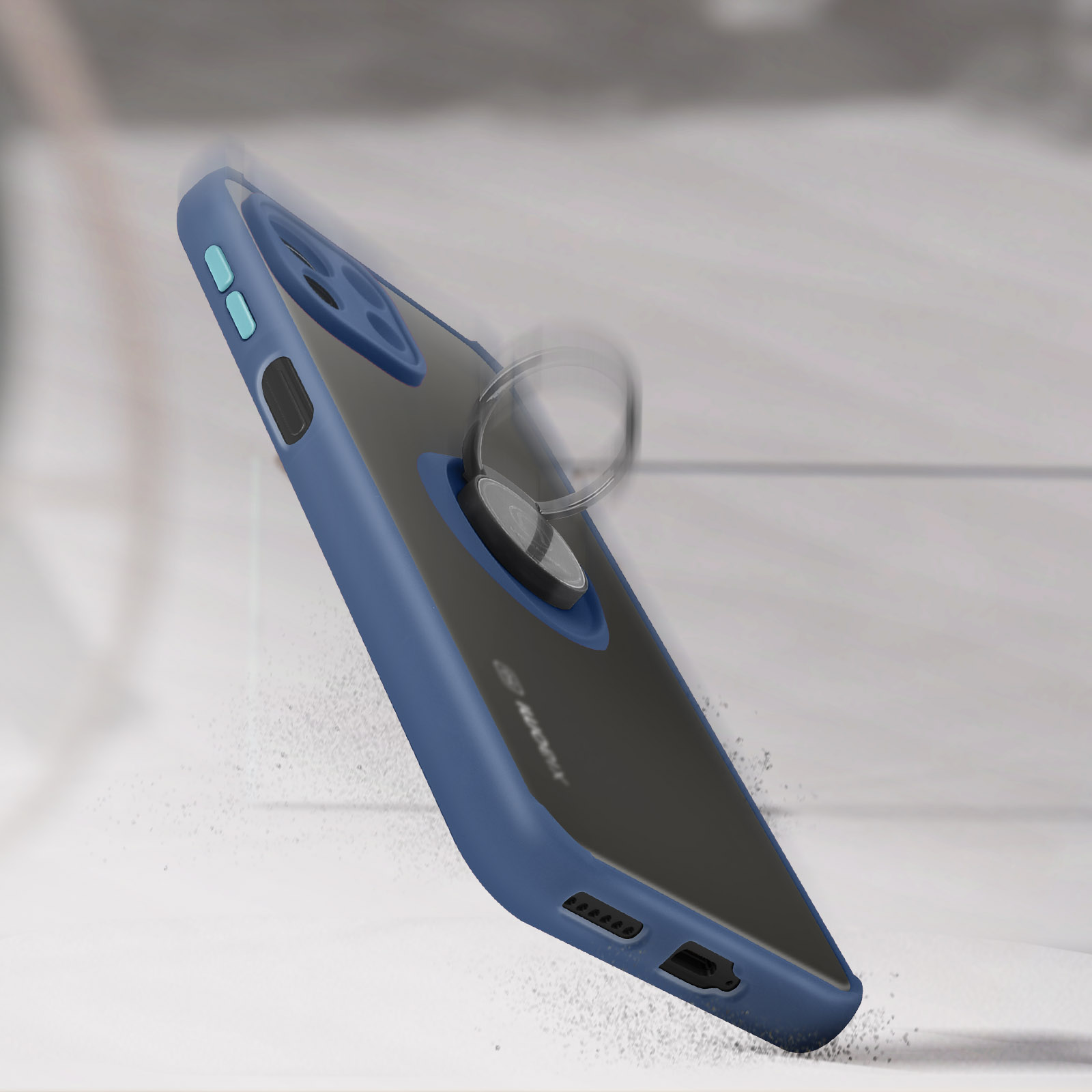 Coque de téléphone bleue avec anneau. Chute avec poussière blanche. Fond gris.