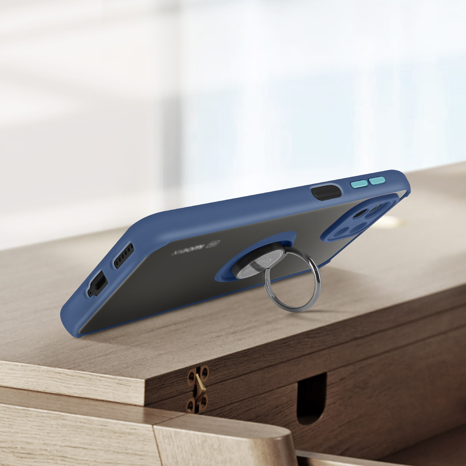 Un étui de téléphone avec un support en anneau, présenté sur une surface en bois. L'étui est bleu et gris.