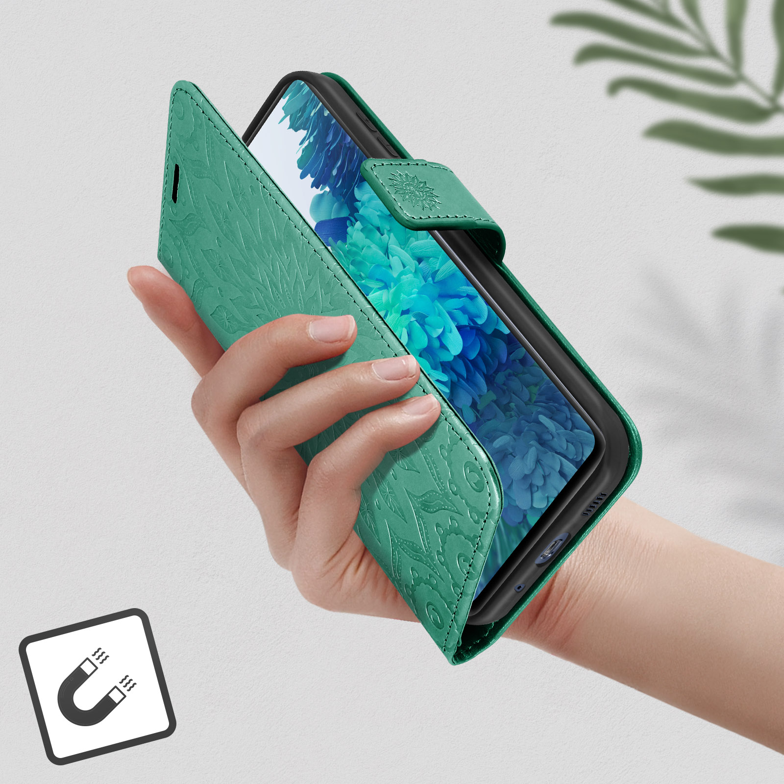 Una custodia verde con un design floreale, aperta per mostrare lo schermo del telefono.