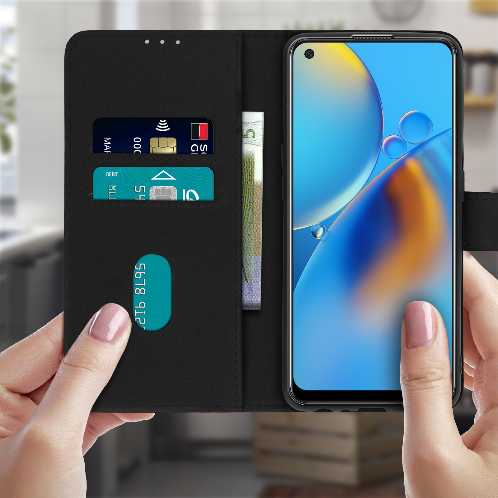Coque de téléphone noire avec cartes et téléphone. Deux mains tiennent le téléphone.