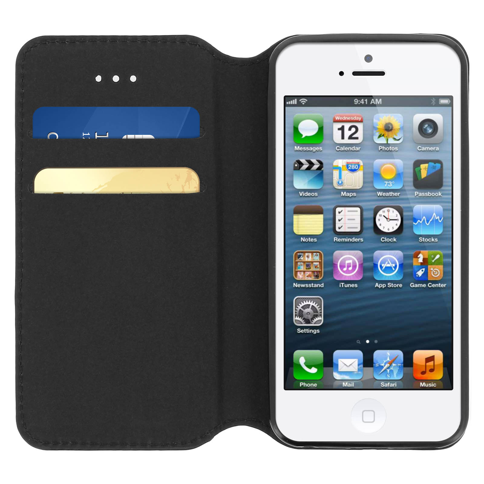 Un iPhone bianco in una custodia a portafoglio in pelle nera. Lo schermo mostra app e l'ora.
