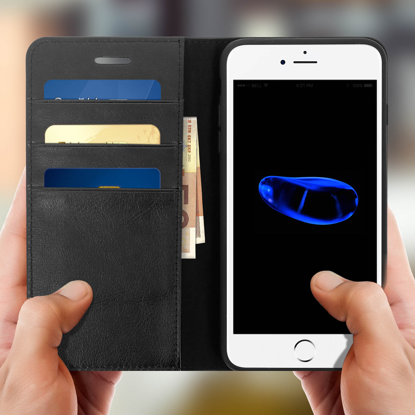 Mani che tengono un portafoglio nero per telefono, con carte e denaro all'interno. Un telefono con schermo blu è dentro.