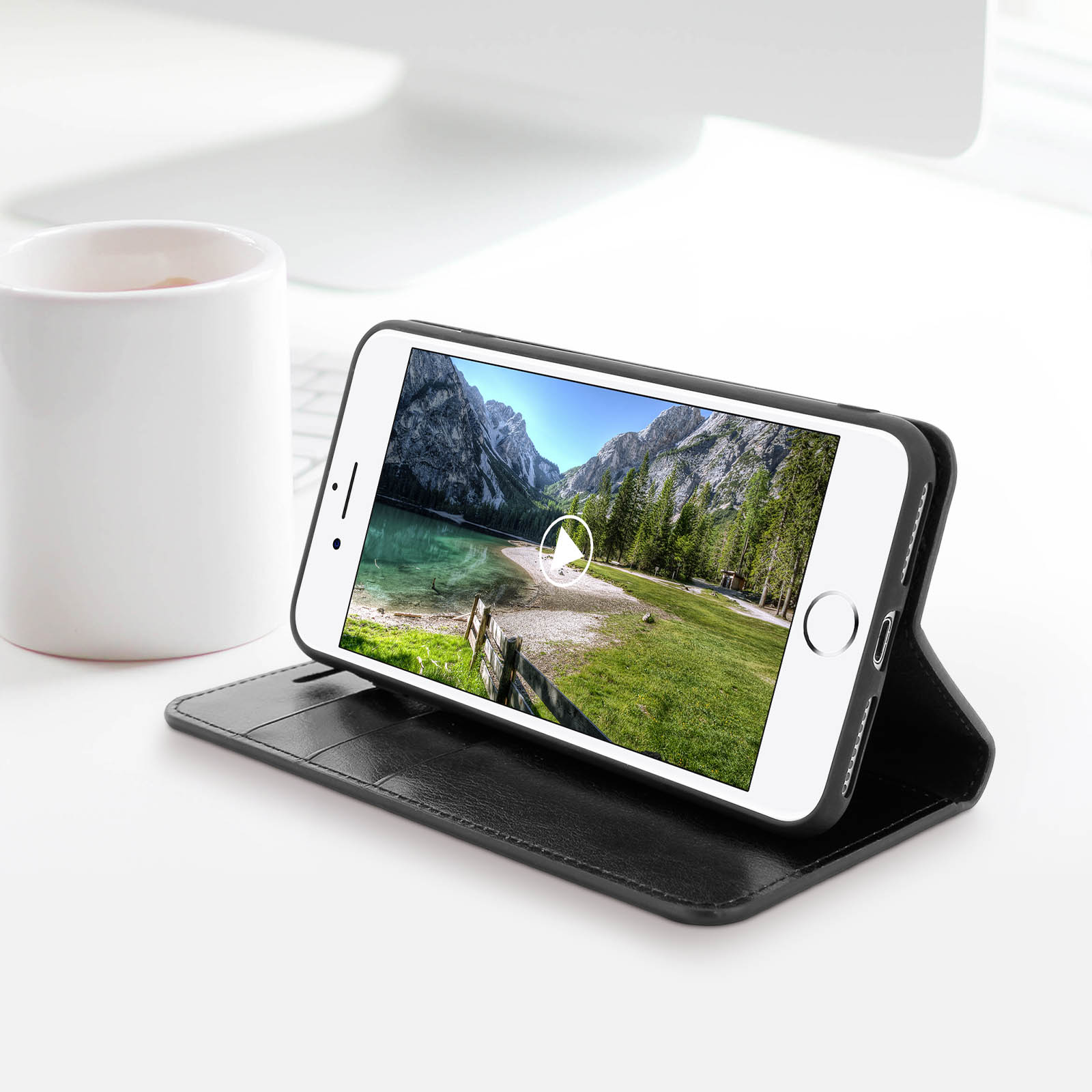 Telefono in una custodia in pelle nera, che mostra un video sul suo schermo. Sfondo bianco.