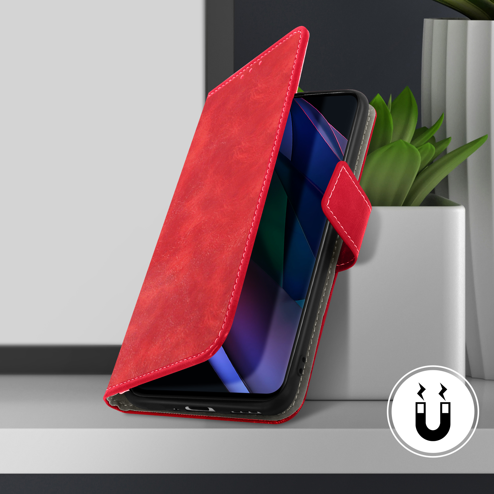 Étui de téléphone rouge avec téléphone, ouvert. Coutures blanches, fermeture magnétique. Plante en pot derrière.