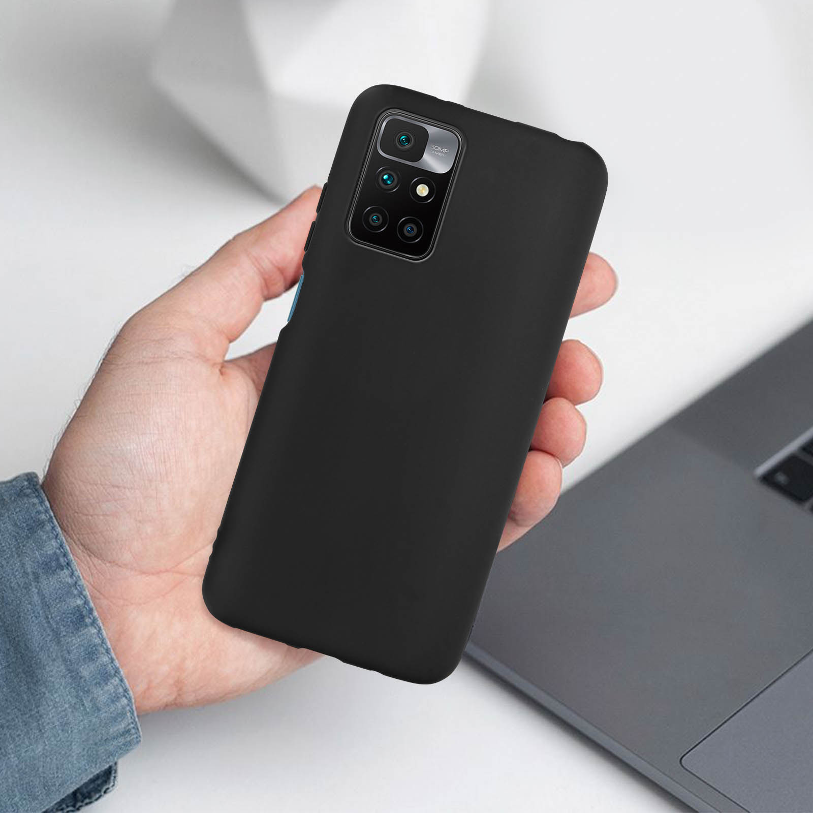 Mano che tiene una custodia nera, con l'obiettivo della fotocamera visibile.