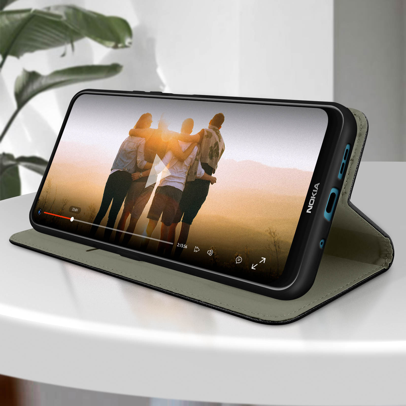 Smartphone in custodia che mostra un video di amici che si abbracciano, con logo Nokia laterale.