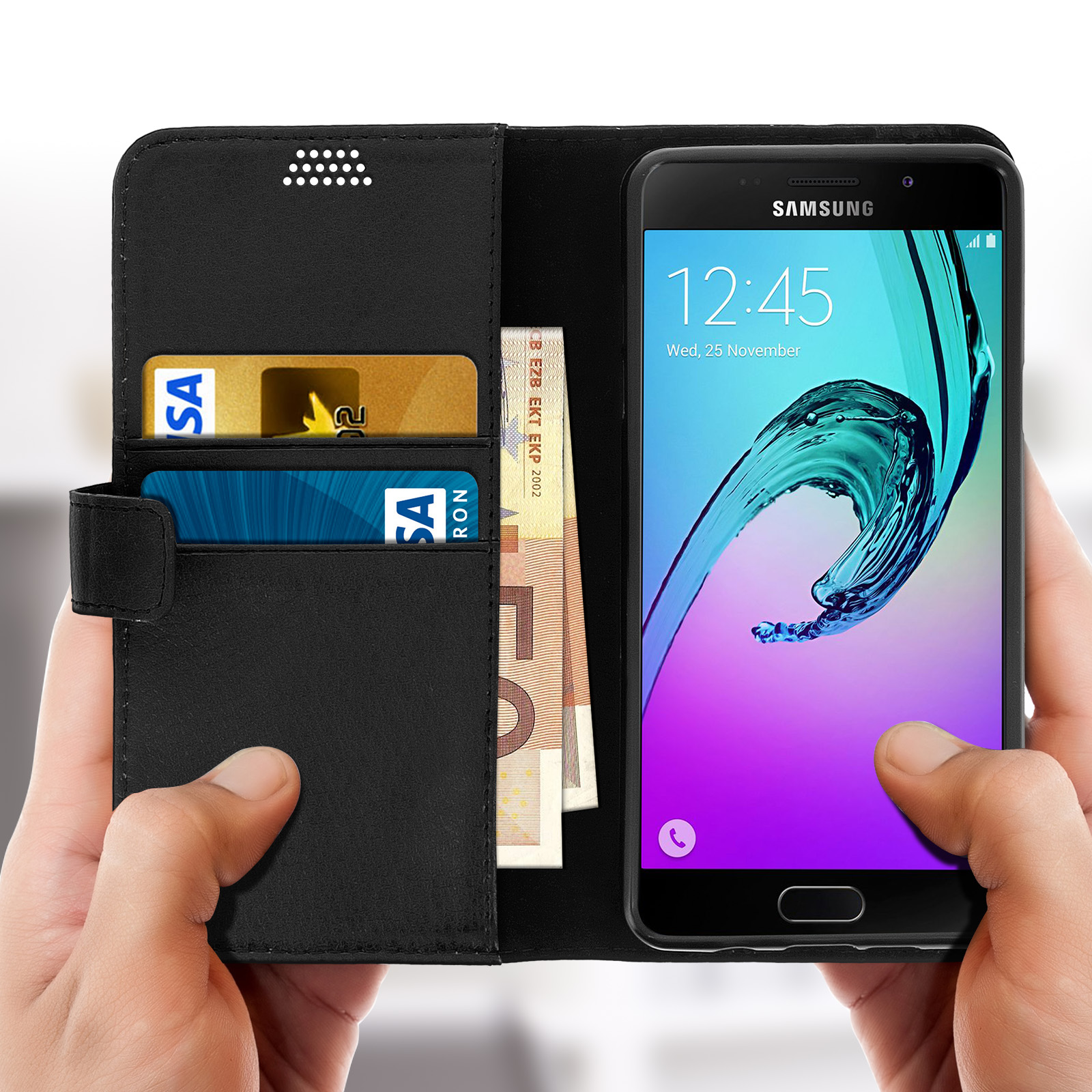 Mani che tengono una custodia nera con telefono, carte e denaro. Sfondo bianco.