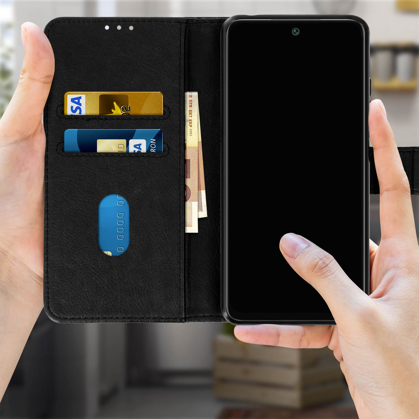 Handen die een zwarte telefoonhoes vasthouden, met kaartsleuven voor kaarten en geld. Interieur zichtbaar.