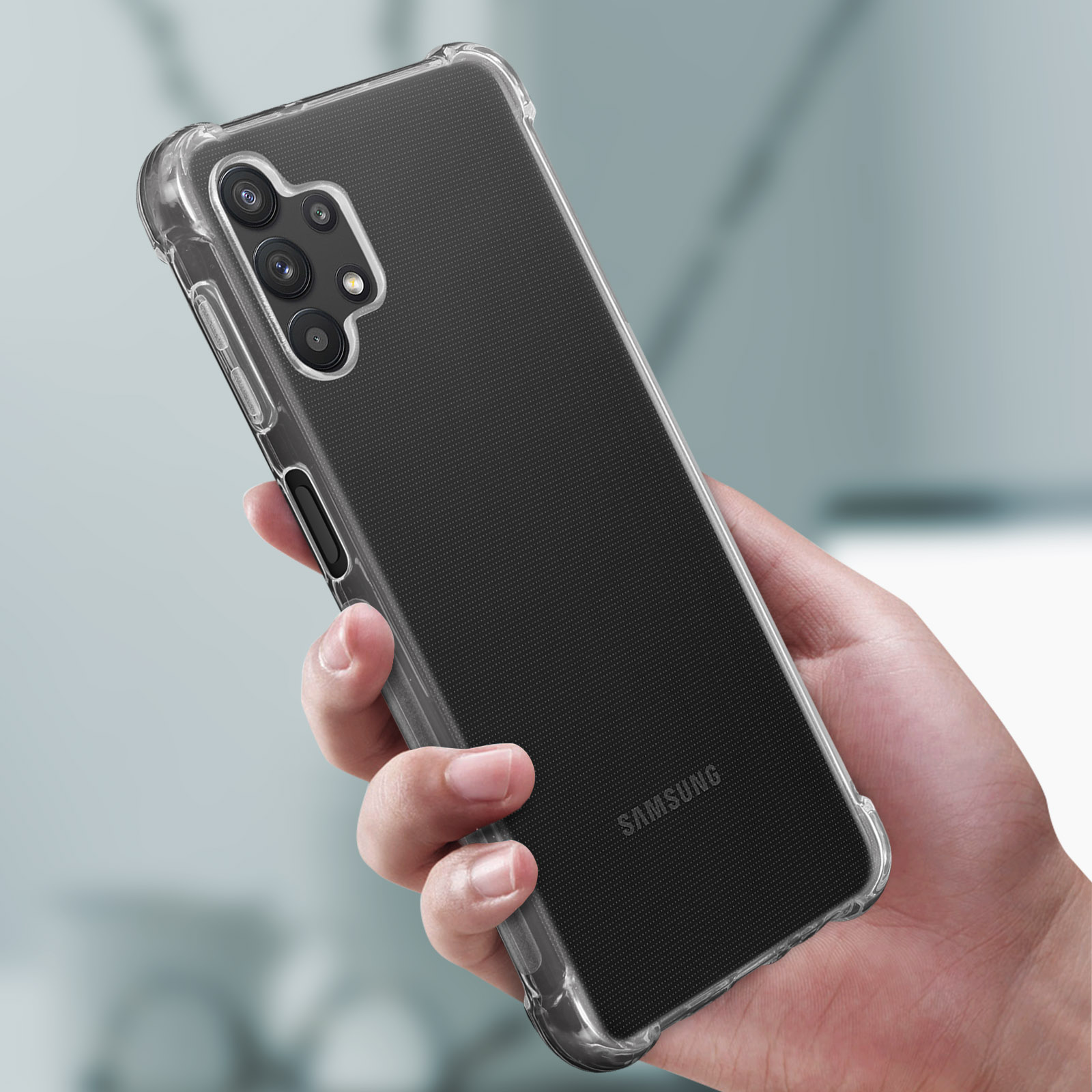 Mano che tiene una custodia trasparente su un telefono nero. Il telefono ha più fotocamere.
