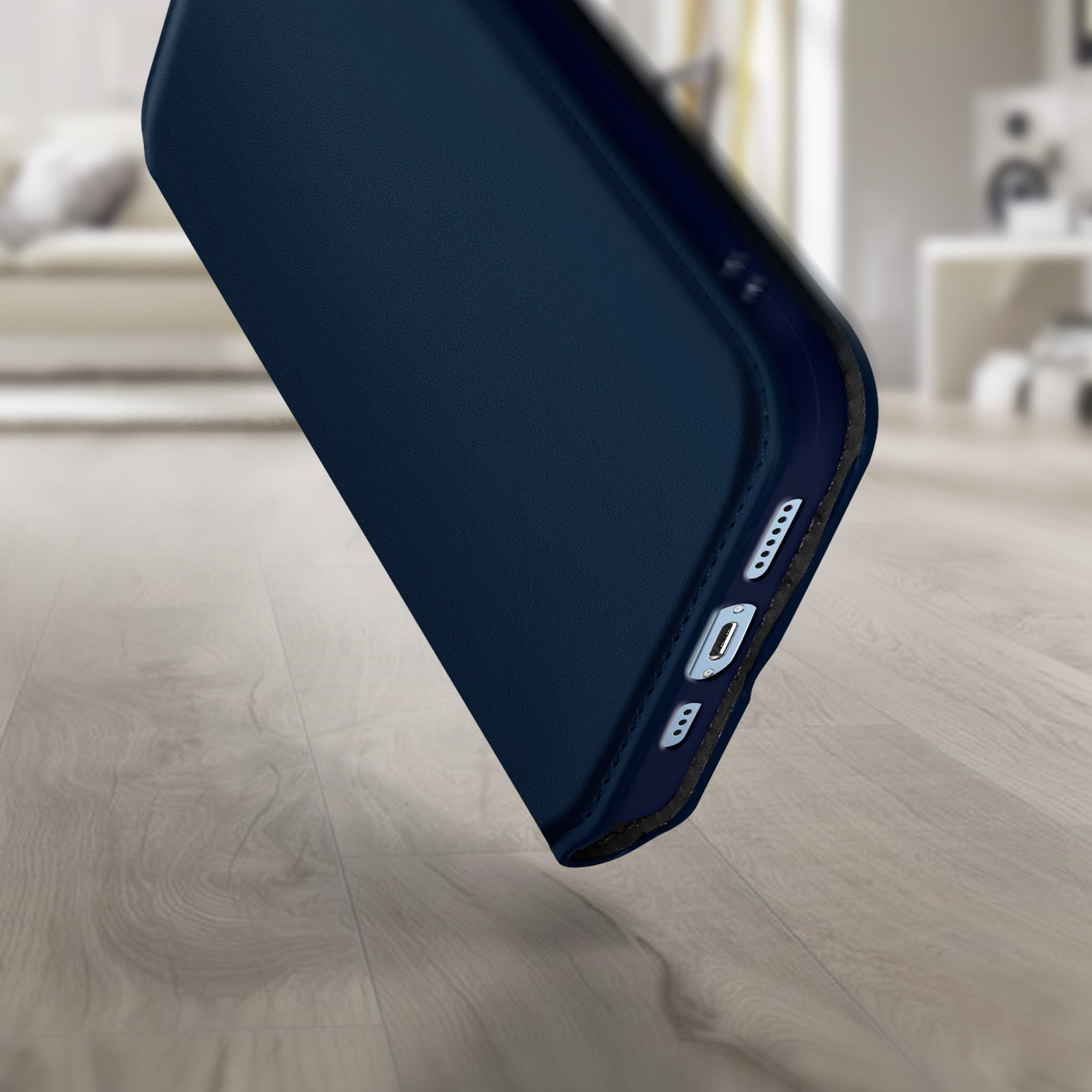 Een close-up van een blauwe telefoonhoes met een telefoon erin, op een houten oppervlak.