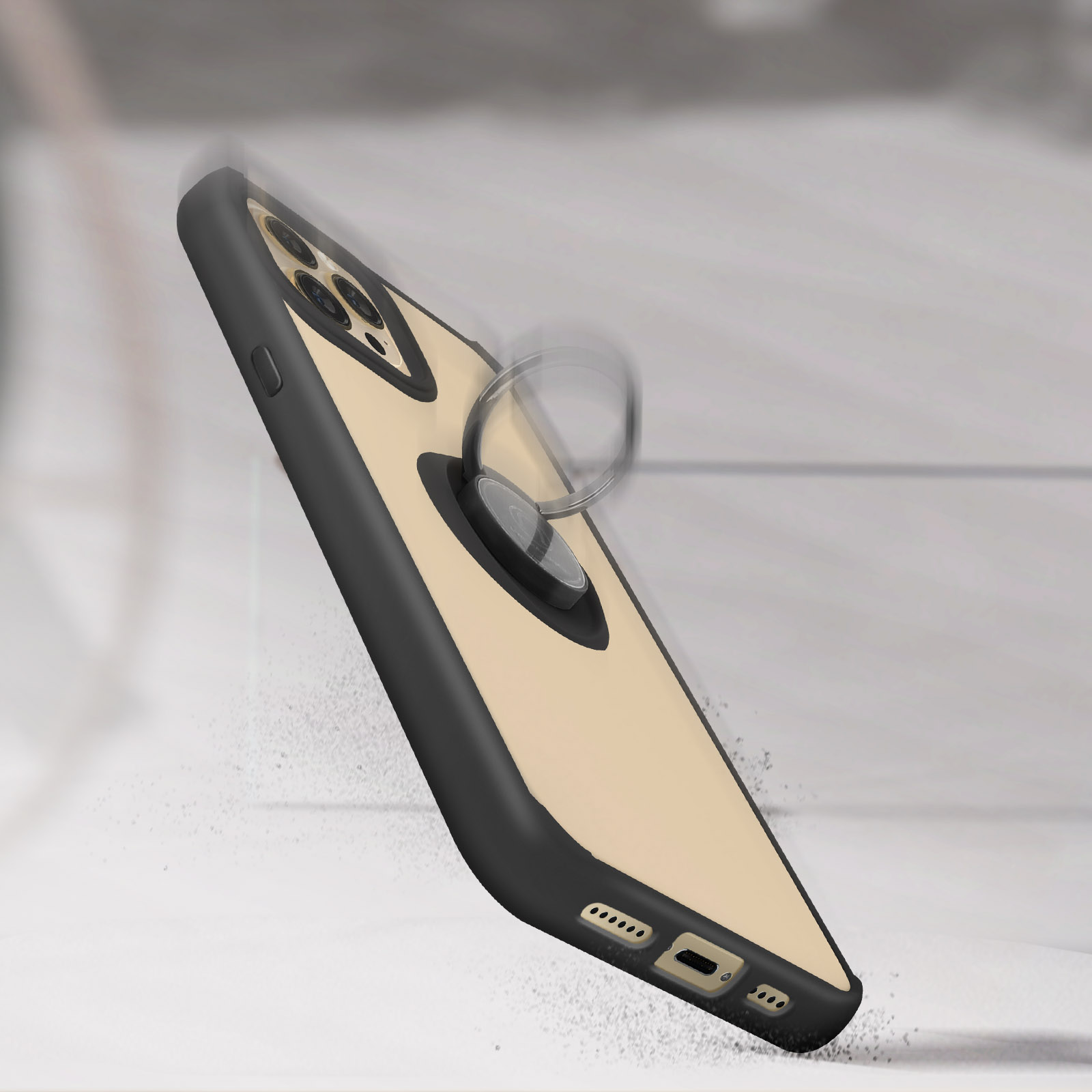 Una custodia per telefono con un anello di supporto. È beige e nera. Lo sfondo è sfocato.