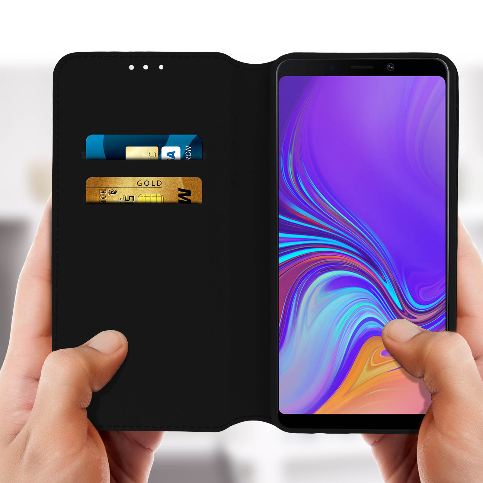 Custodia per telefono nera aperta con carte e telefono all'interno. Lo schermo del telefono è viola.