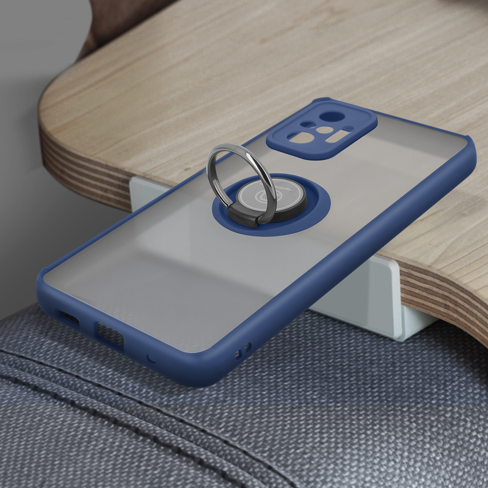 Een doorzichtige telefoonhoes met een blauw frame en een zilveren ringhouder.