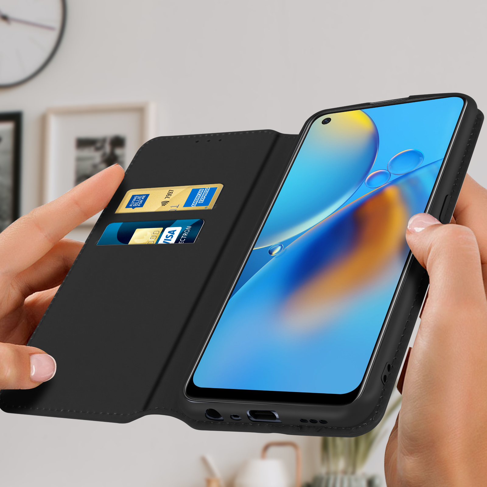 Mains tenant un étui de téléphone avec des cartes. Le téléphone affiche un écran. Arrière-plan flou.
