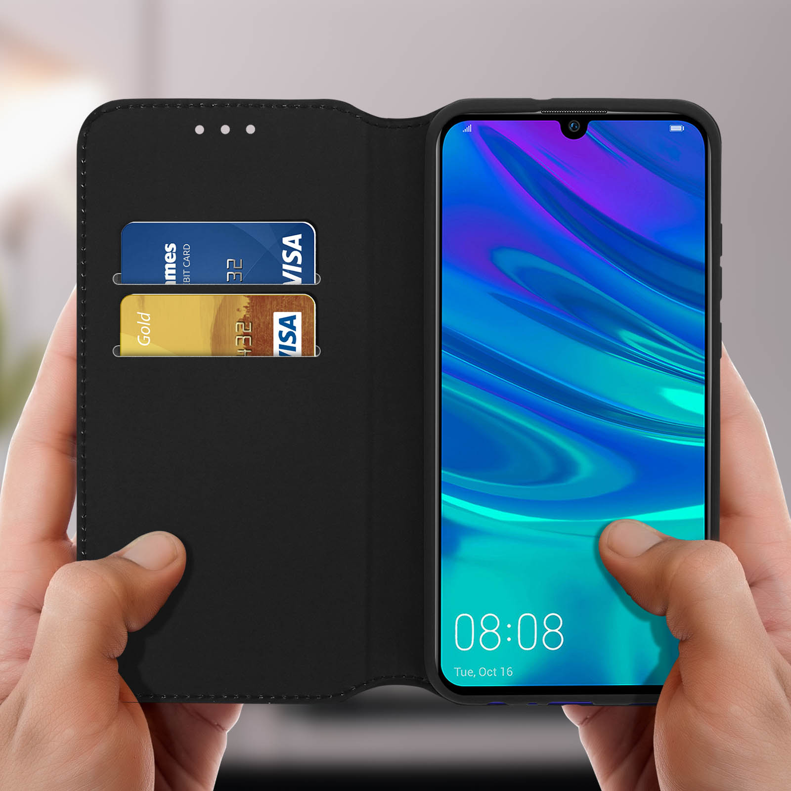 Mani che tengono una custodia nera aperta con carte di credito e un telefono che mostra l'ora.