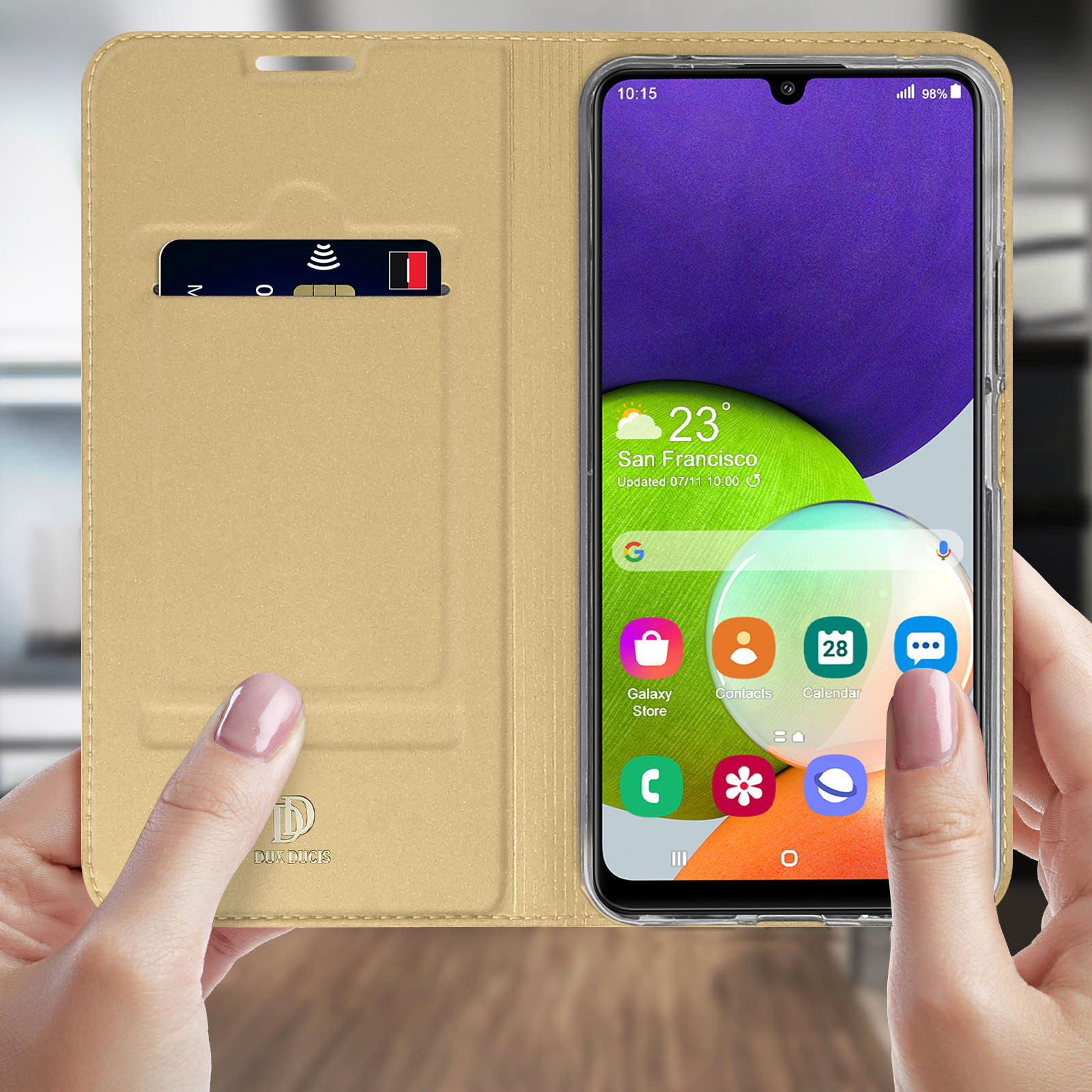 Una funda de teléfono está abierta, mostrando una pantalla de teléfono con iconos de aplicaciones y una ranura para tarjeta de crédito.