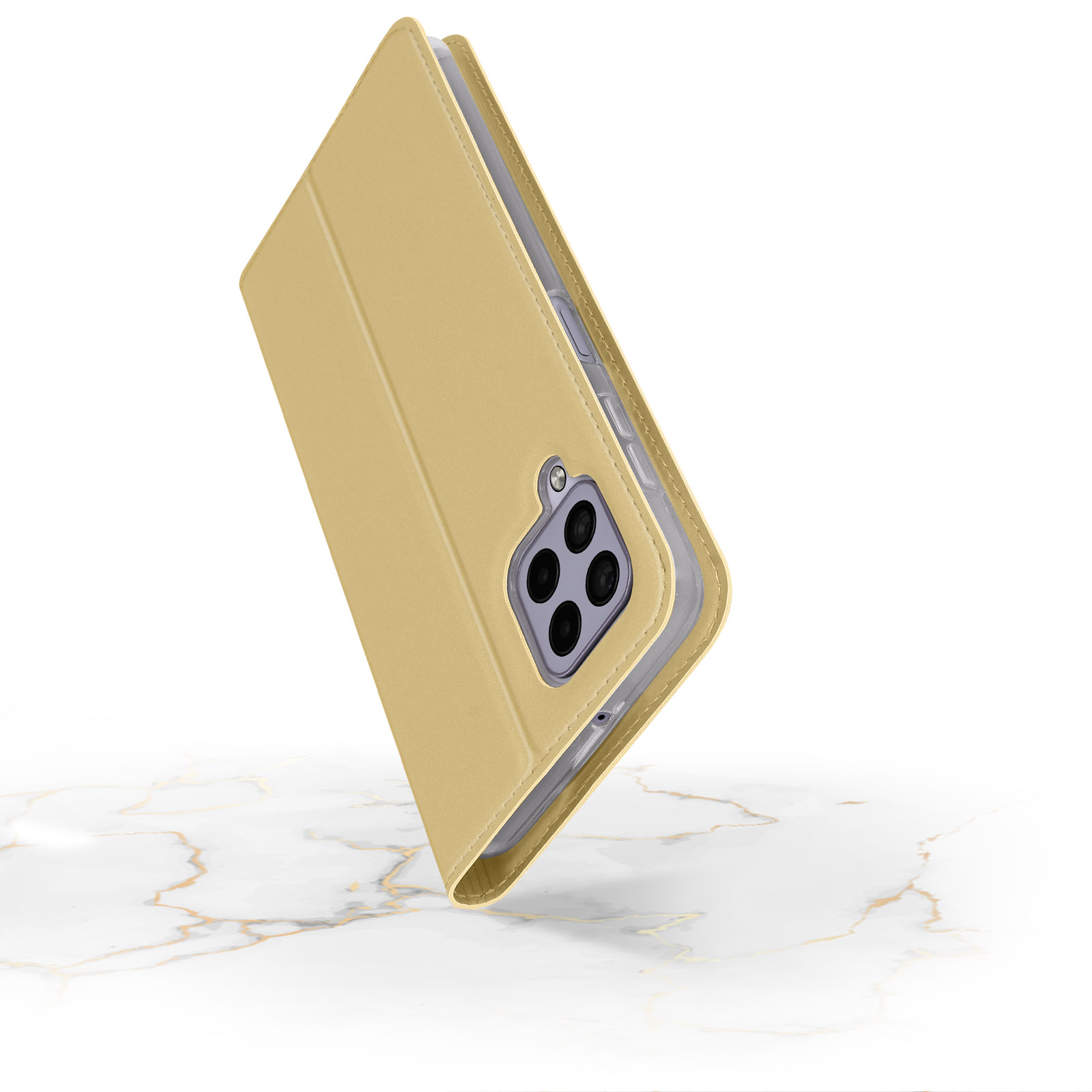 Una funda de teléfono beige se inclina, el teléfono es visible. Está sobre una superficie de mármol blanco. El teléfono tiene cuatro cámaras.