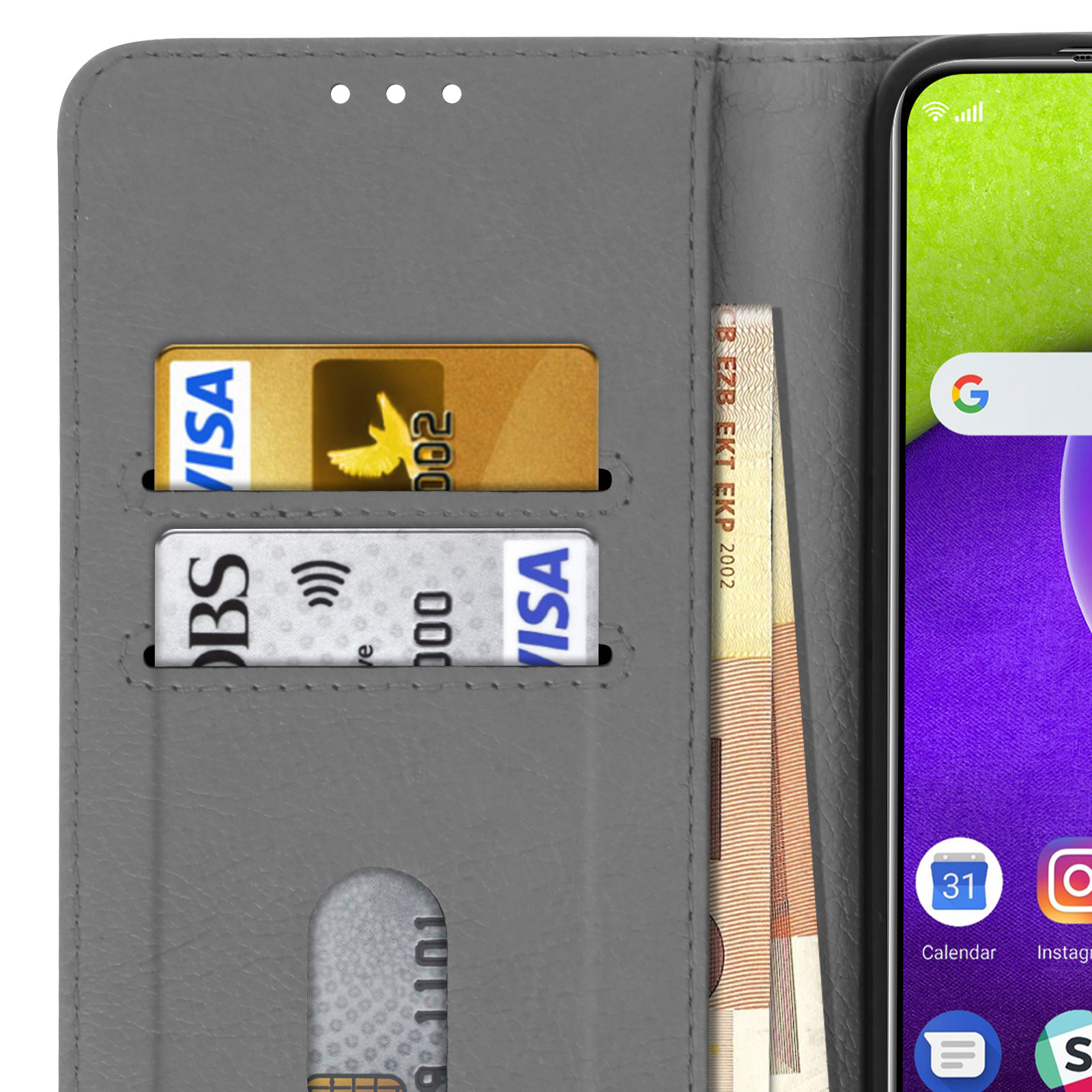 Un étui de téléphone ouvert avec un téléphone à l'intérieur et des cartes. Fond gris.