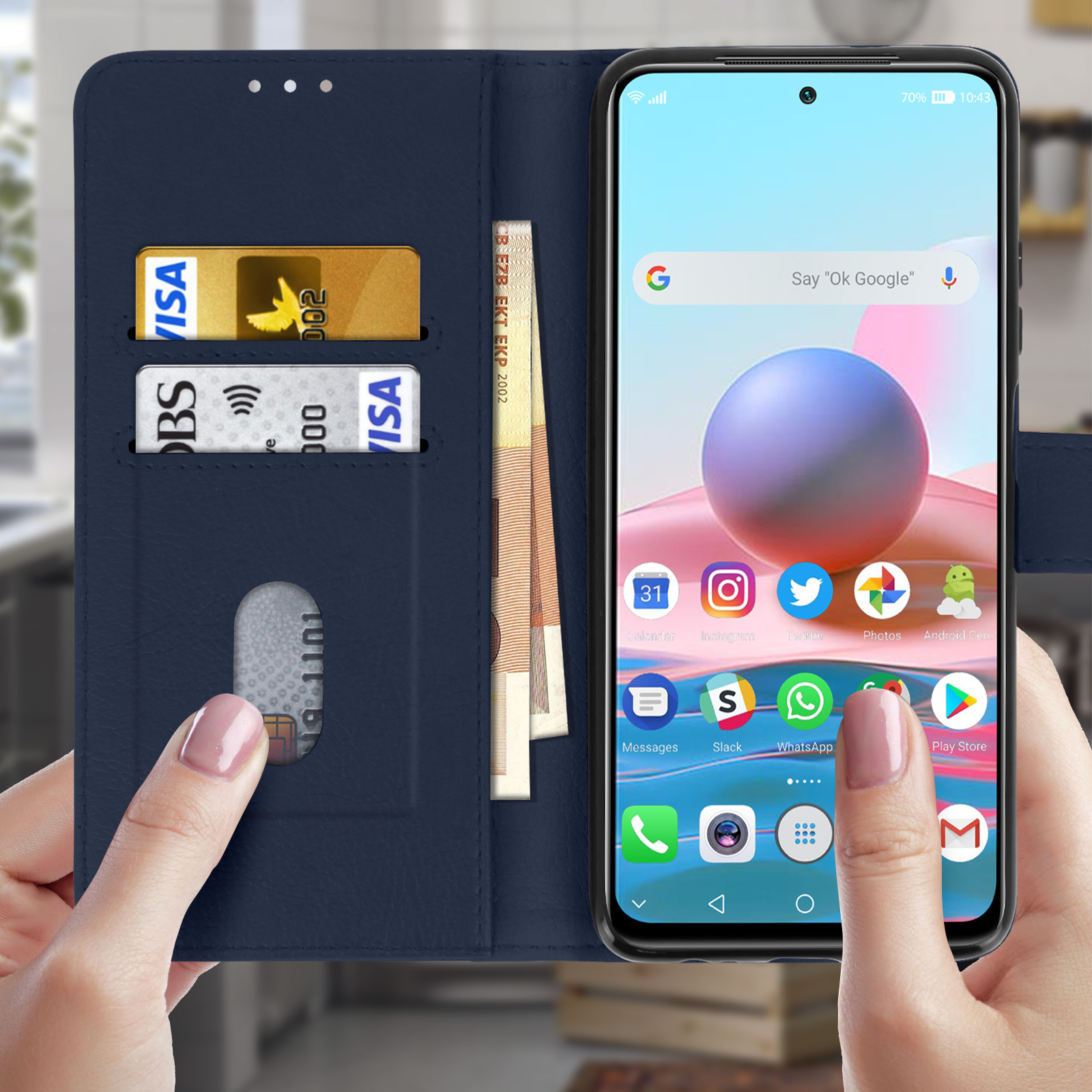 Custodia blu navy aperta con telefono, carte e contanti all'interno.