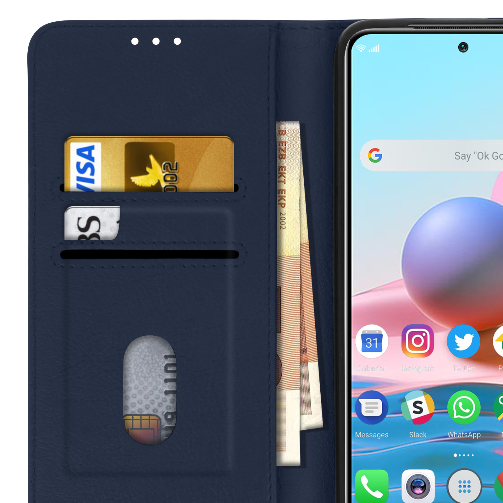 Una custodia blu per telefono con carte e contanti all'interno. Il telefono mostra app e una barra di ricerca Google.