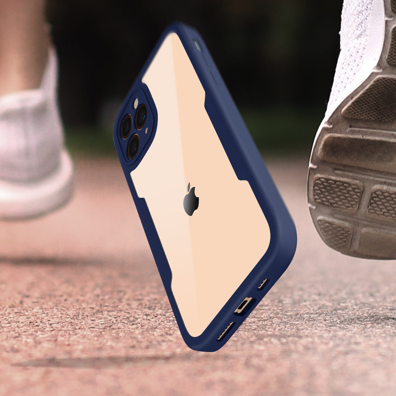 Een telefoon in een blauwe hoes, rennend met een persoon op de achtergrond.