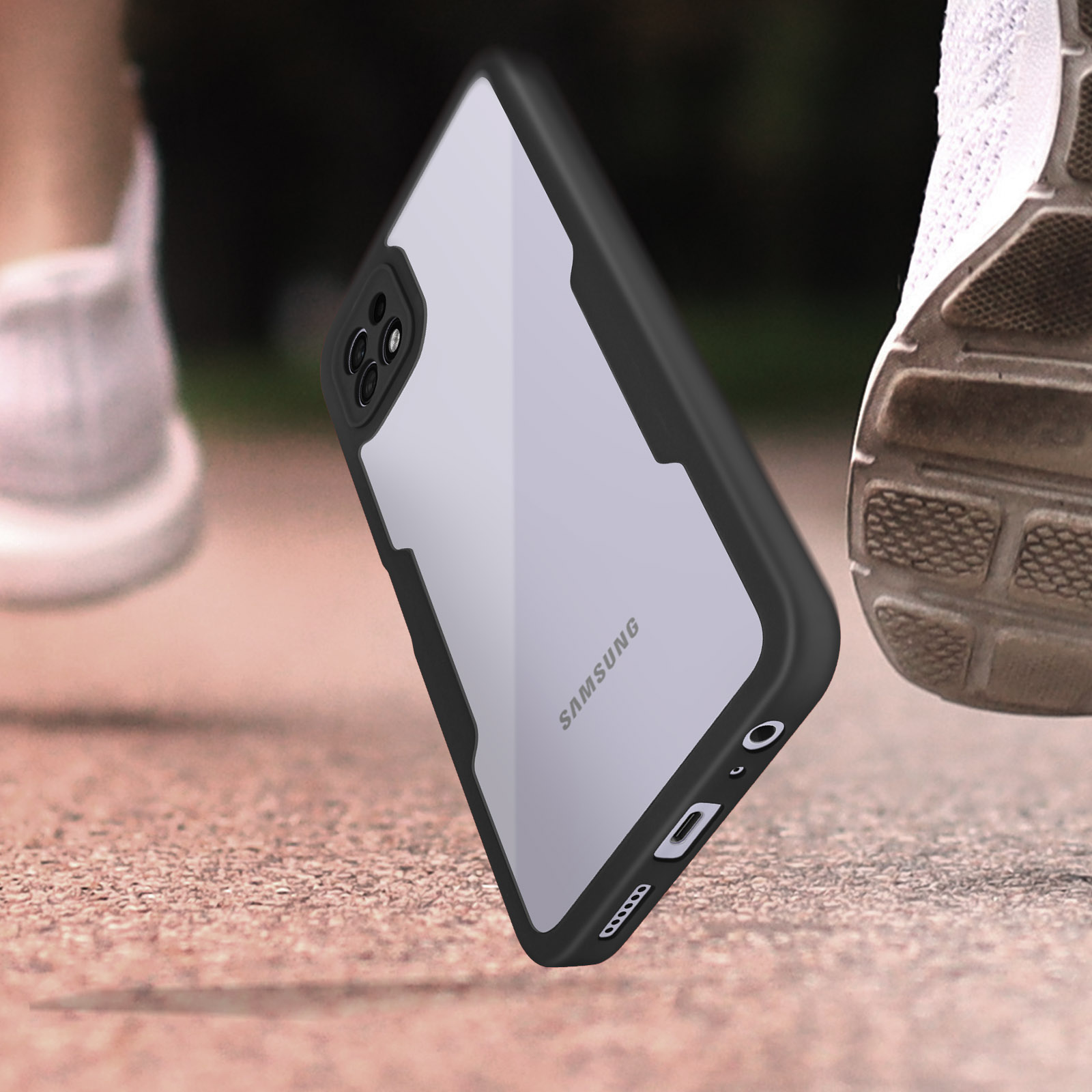 Telefoon in een hoesje. Persoon in sportschoenen die op de grond rent. Rennen is de achtergrond.