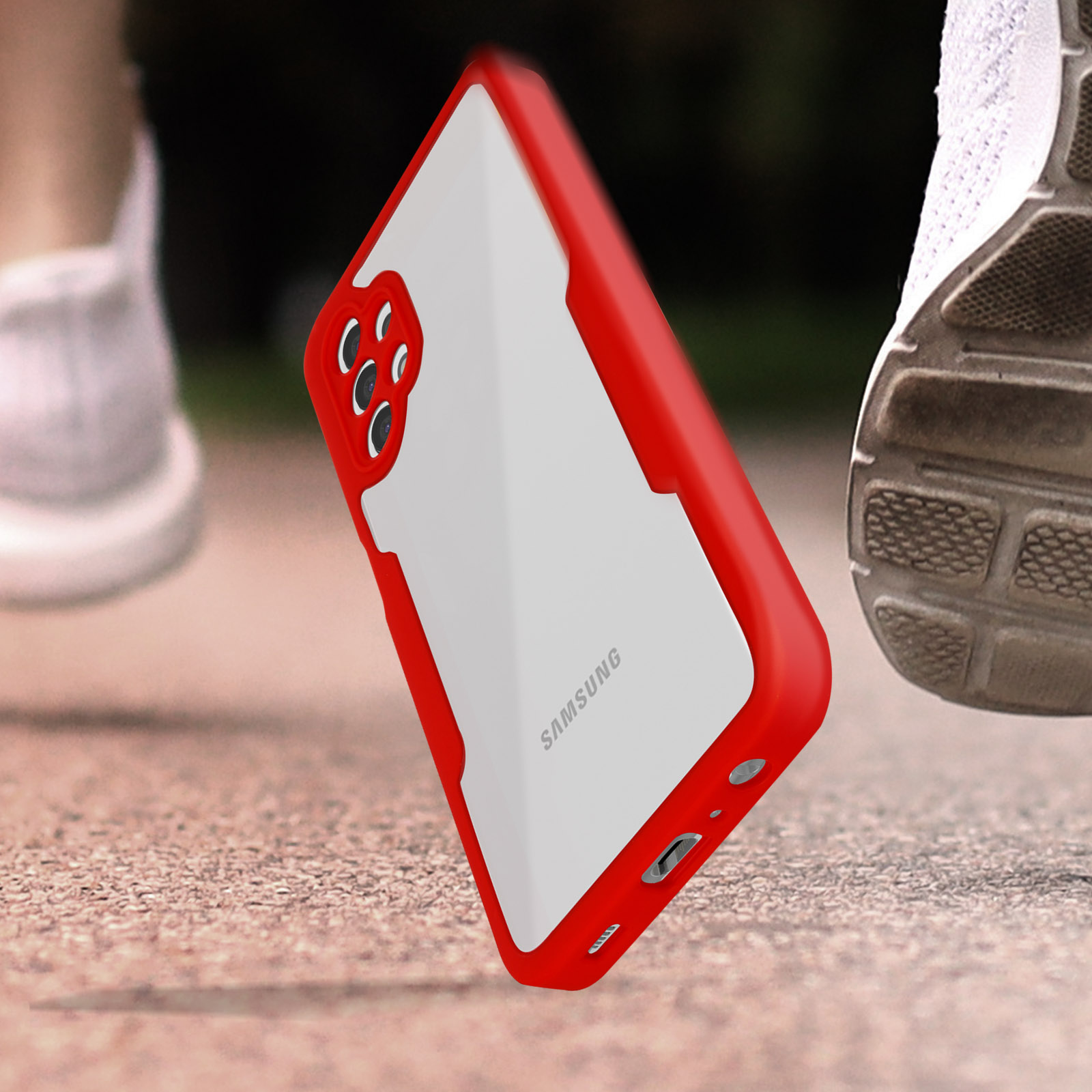 Custodia rossa per telefono, telefono bianco all'interno, piede sullo sfondo.