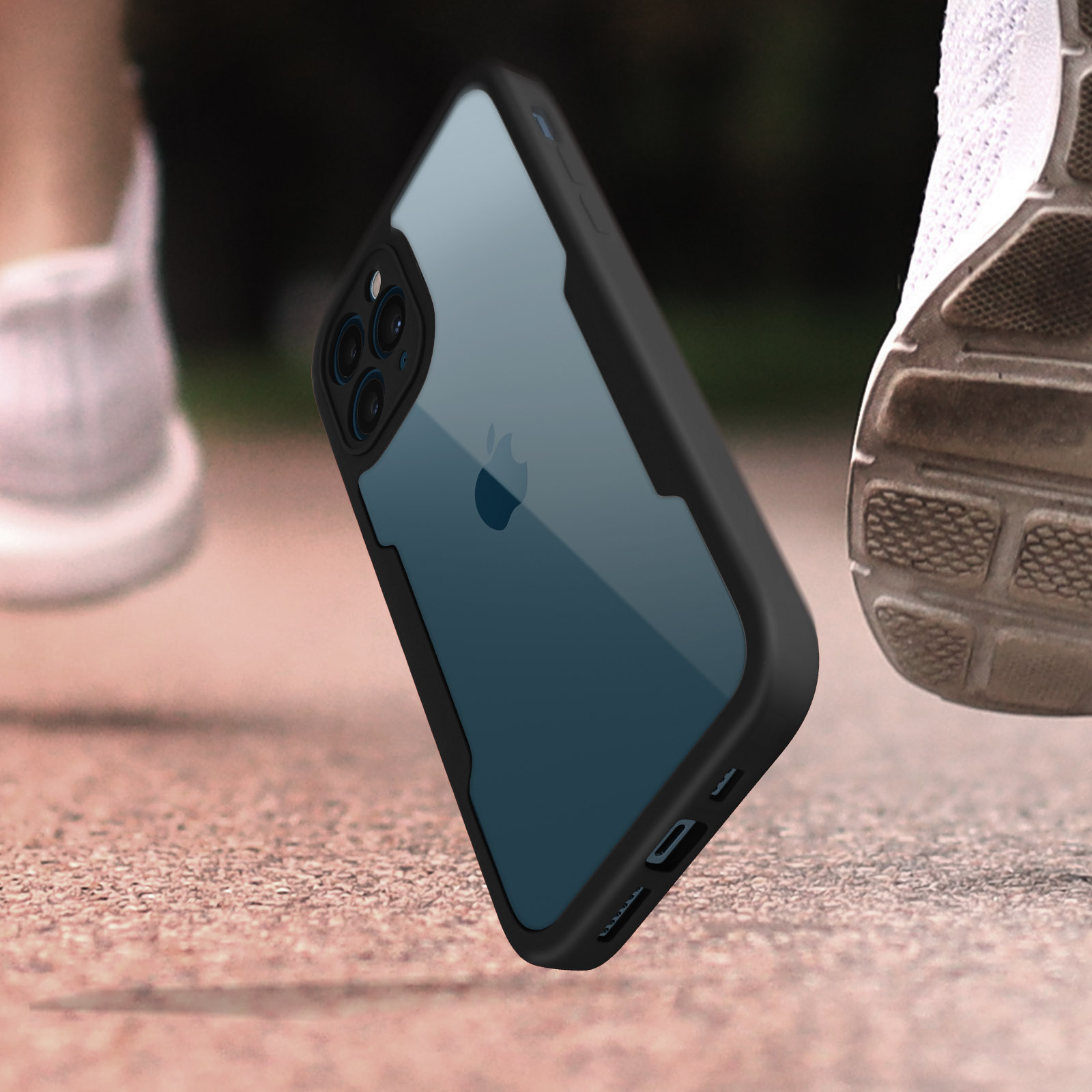 Een persoon rent met een telefoon in een zwart hoesje. Het hoesje heeft een transparante achterkant.