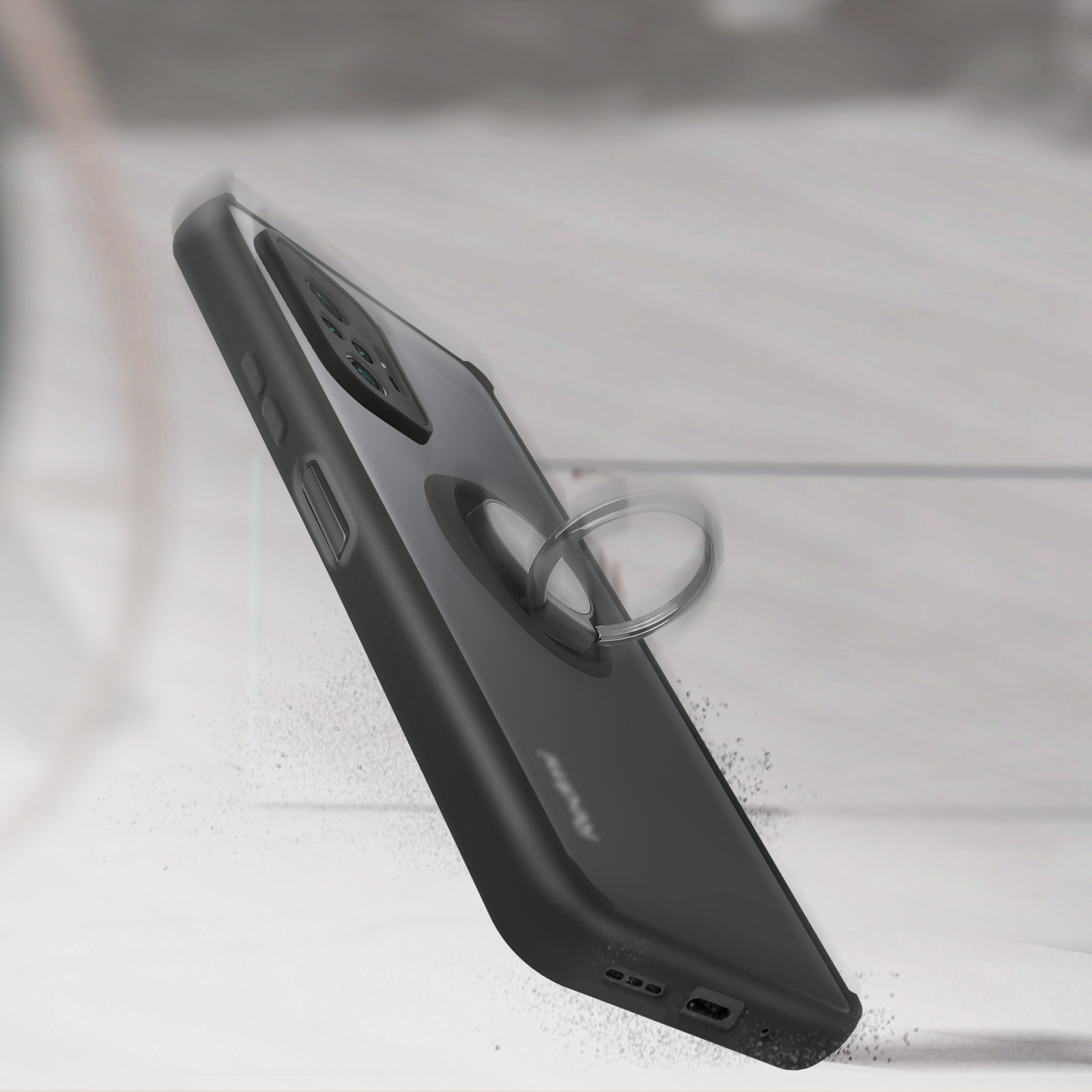 Zwarte telefoonhoes met ringhouder, vallend. Stofdeeltjes. Schuine weergave.