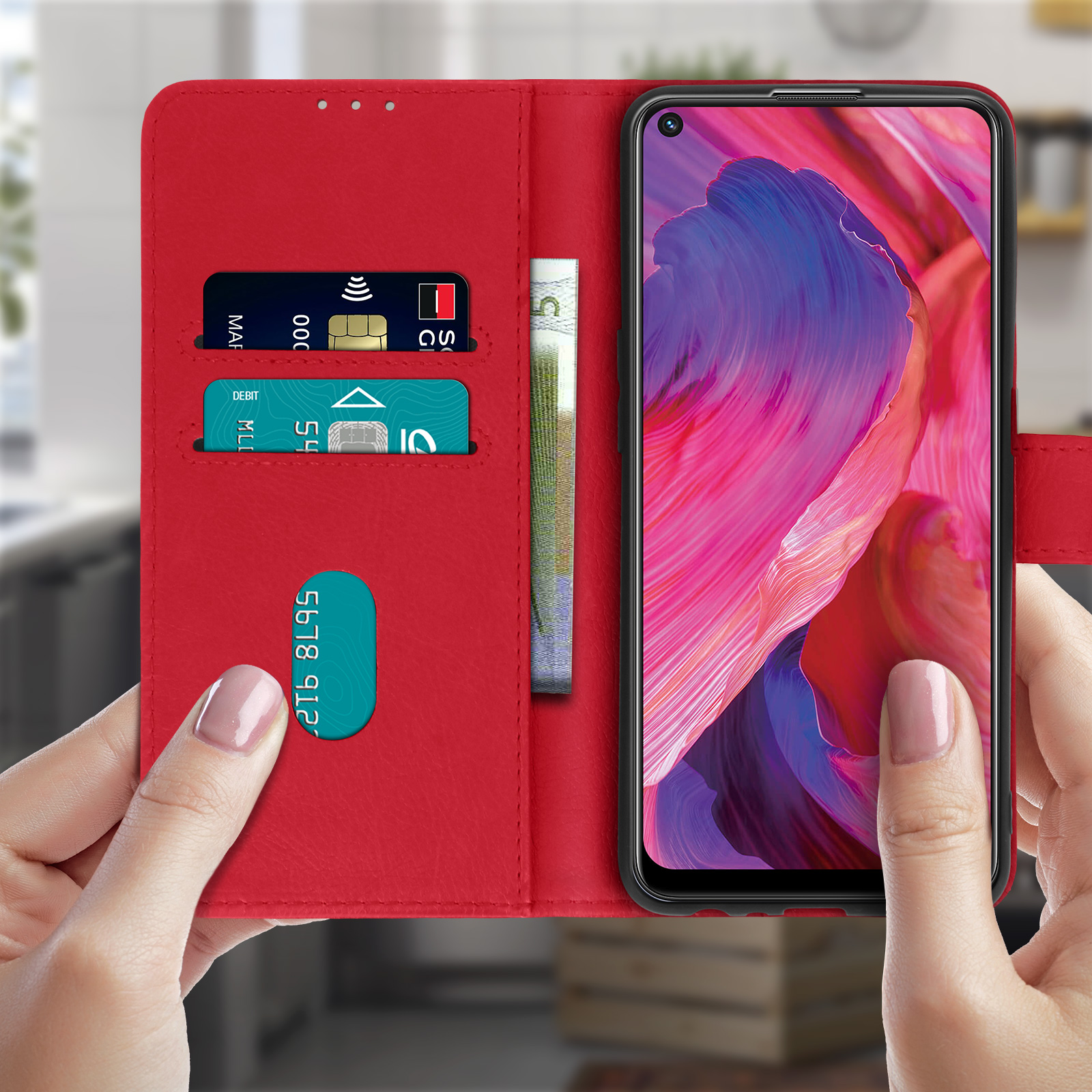 Un étui de téléphone en cuir rouge est ouvert, affichant un téléphone avec des cartes et de l'argent dans les fentes.