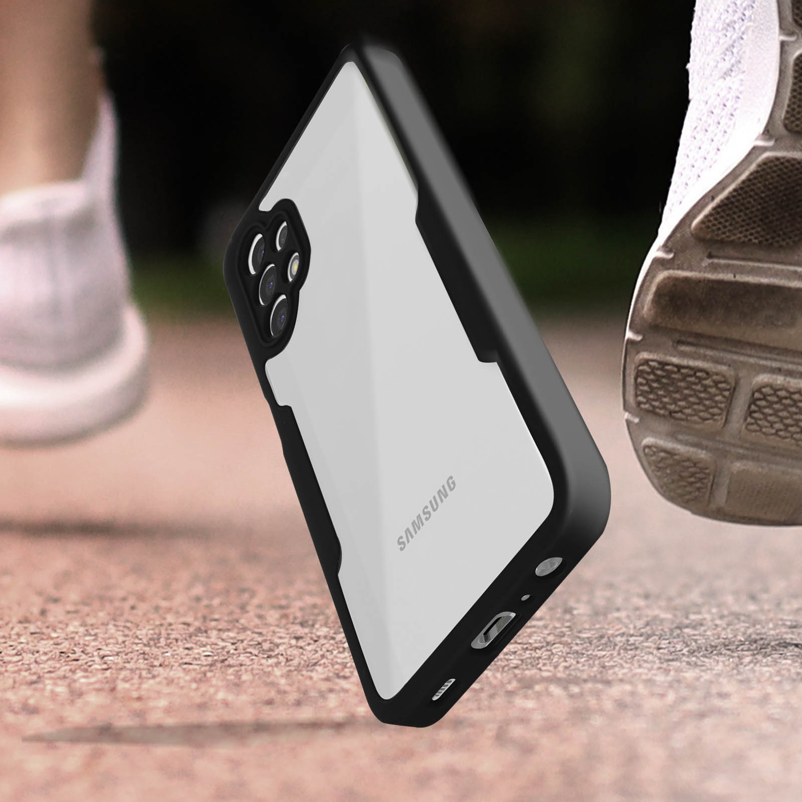 Une personne court avec un téléphone dans un étui. Le téléphone est un Samsung. L'étui est transparent.