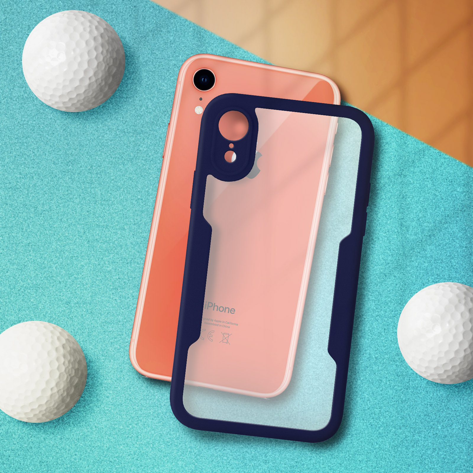 Telefono rosa e custodia blu con palline da golf. Il telefono è nella custodia. Superficie blu e verde.