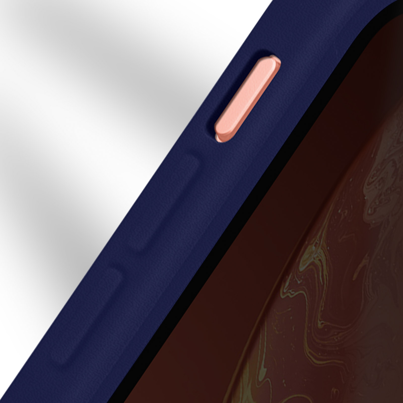 Primo piano di una custodia blu navy con pulsante bronzo. Sfondo bianco.