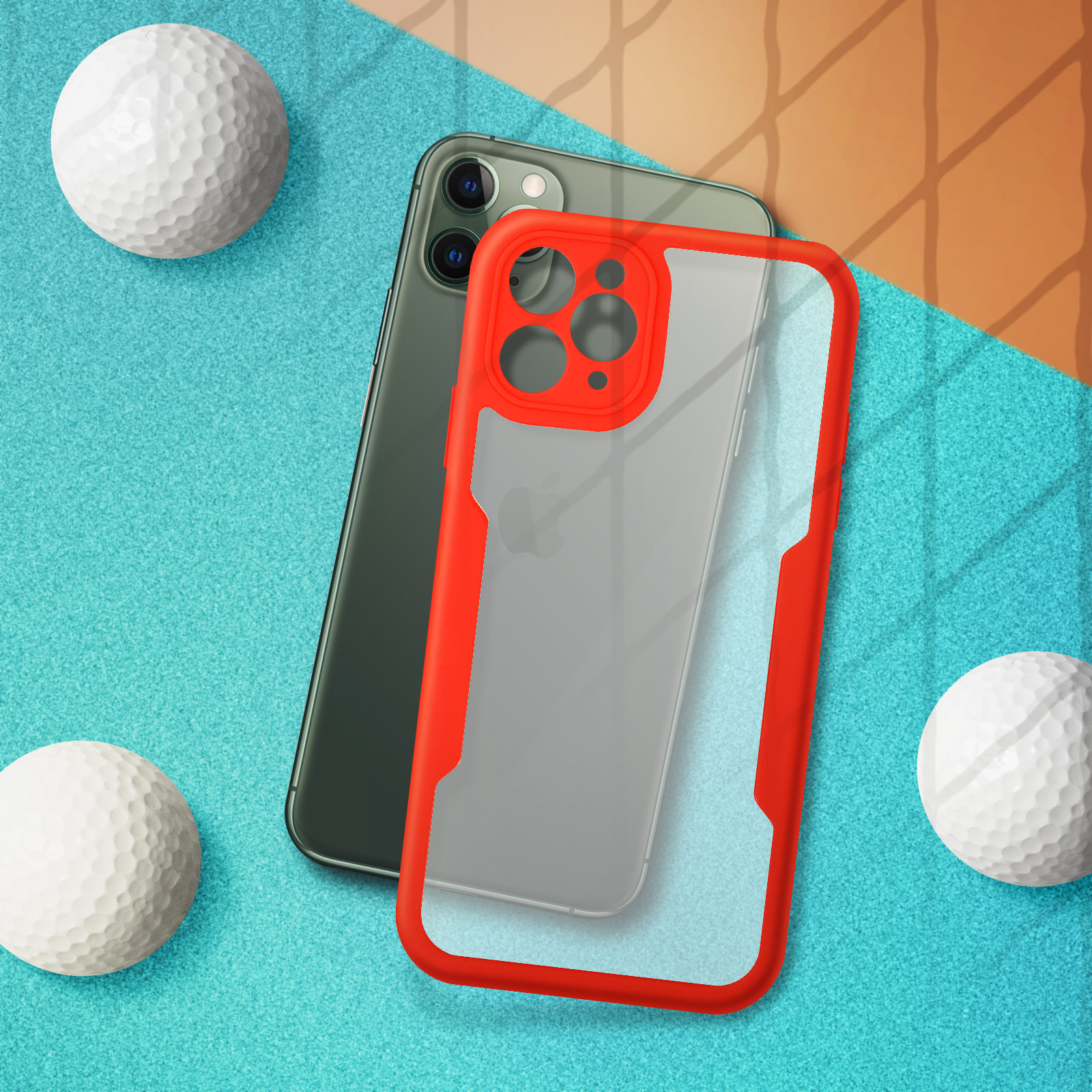Telefono con custodia rossa vicino a palline da golf. Il telefono è su una superficie turchese con una rete.