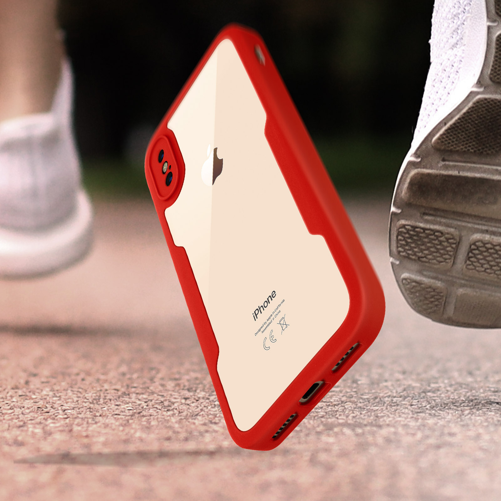Custodia rossa e trasparente per iPhone su una scarpa da corsa. Il retro del telefono è visibile.