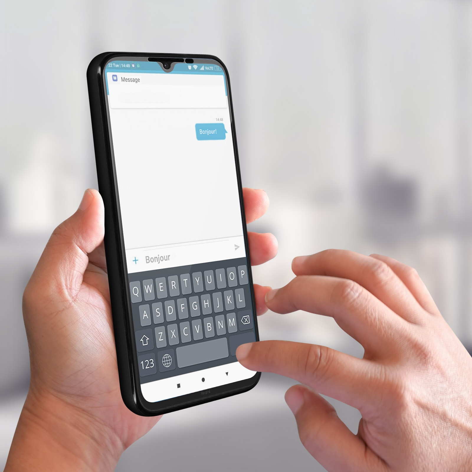 Een persoon die een telefoon vasthoudt met een sms in het Frans, een bericht aan het typen.