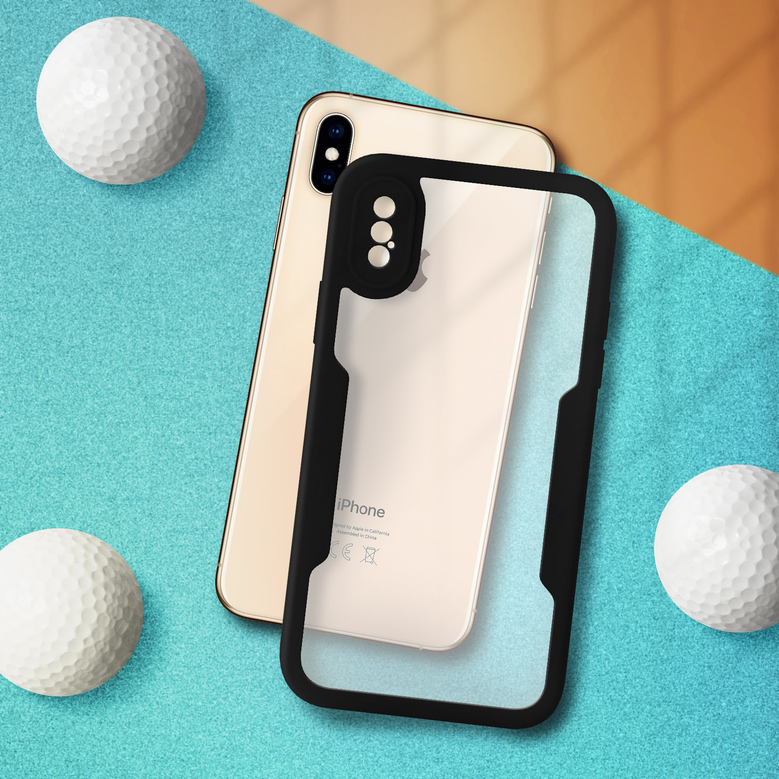 iPhone dorato con custodia nera vicino a due palline da golf su una superficie blu e verde.